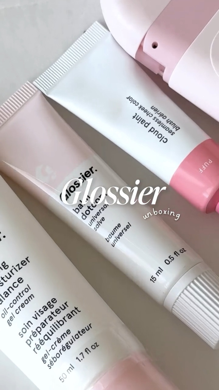 Unboxing da Glossier, tudo rosinha, tudo um sonho ☁️💗💫🐰
 
〰️ 

#glossier #glossierhaul #glossiermakeup #glossieryou #glossierunboxing #skincarefofa #kbeauty #kbeautyvibes #kpop #pastelaesthetic #beautyroutine #glassskin #cutegirlvibes #skincarelove #unboxingcute #glowlikeabunny