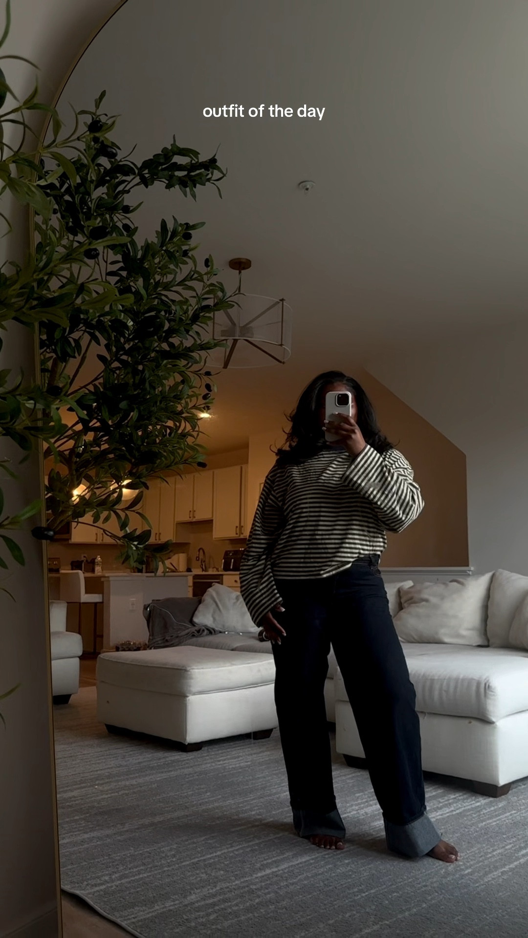 Sharing this casual chic mom look that’s perfect for running errands, brunch, or a casual date night. I love an elevated basic — simple pieces styled in a way that looks effortless but put together.

This is an easy, wearable outfit you can recreate with staple pieces in your closet. Linking everything for you on LTK — true to size details included!

#LTKMidsize #LTKootd