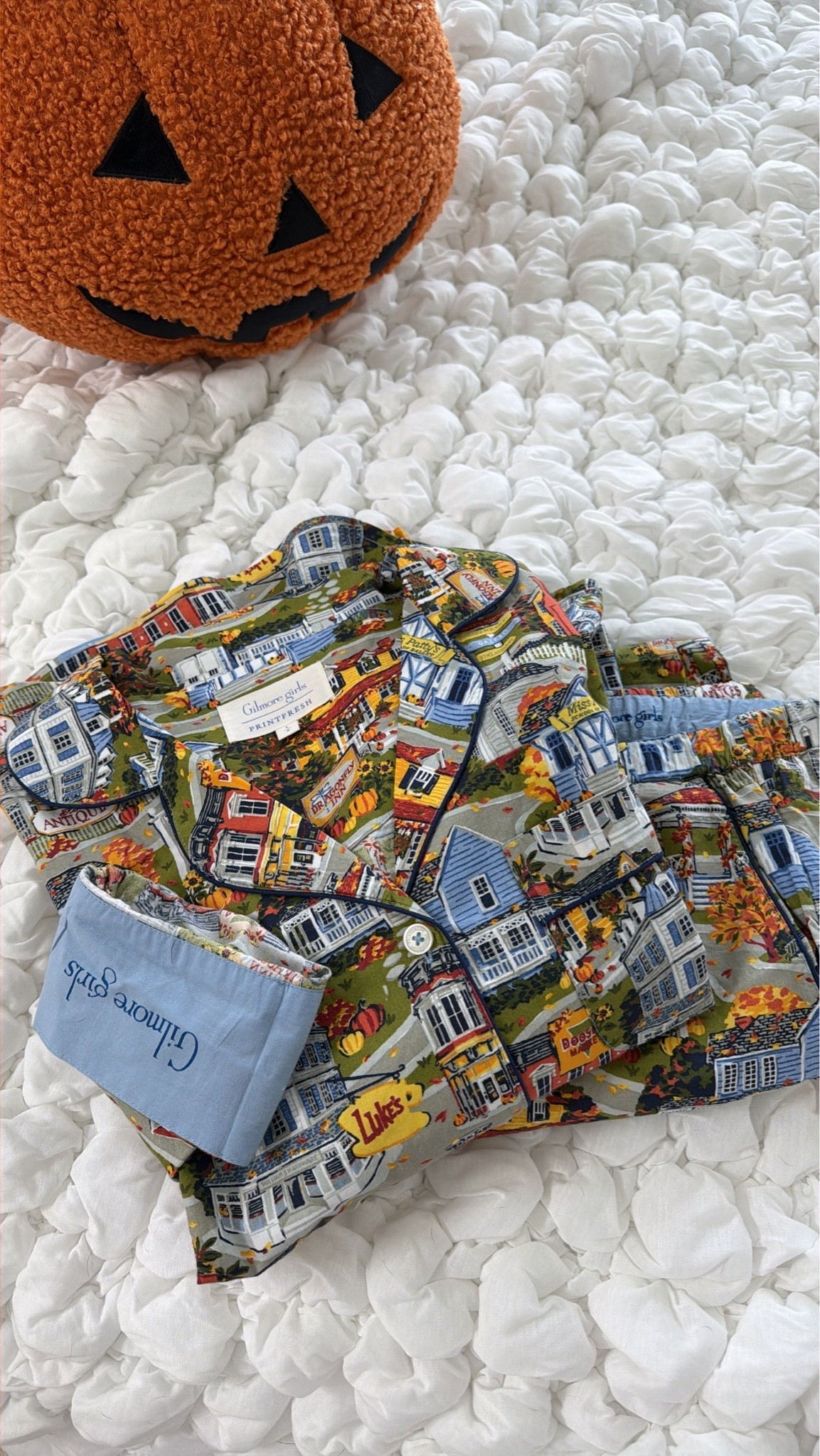 GILMORE GIRLS x print fresh pjs!! almost sold out only a few sizes left!! 🍂🤎

I got a size L (5’1 120lbs & wish I got a M) for reference

#LTKSeasonal #LTKHome #LTKPetite