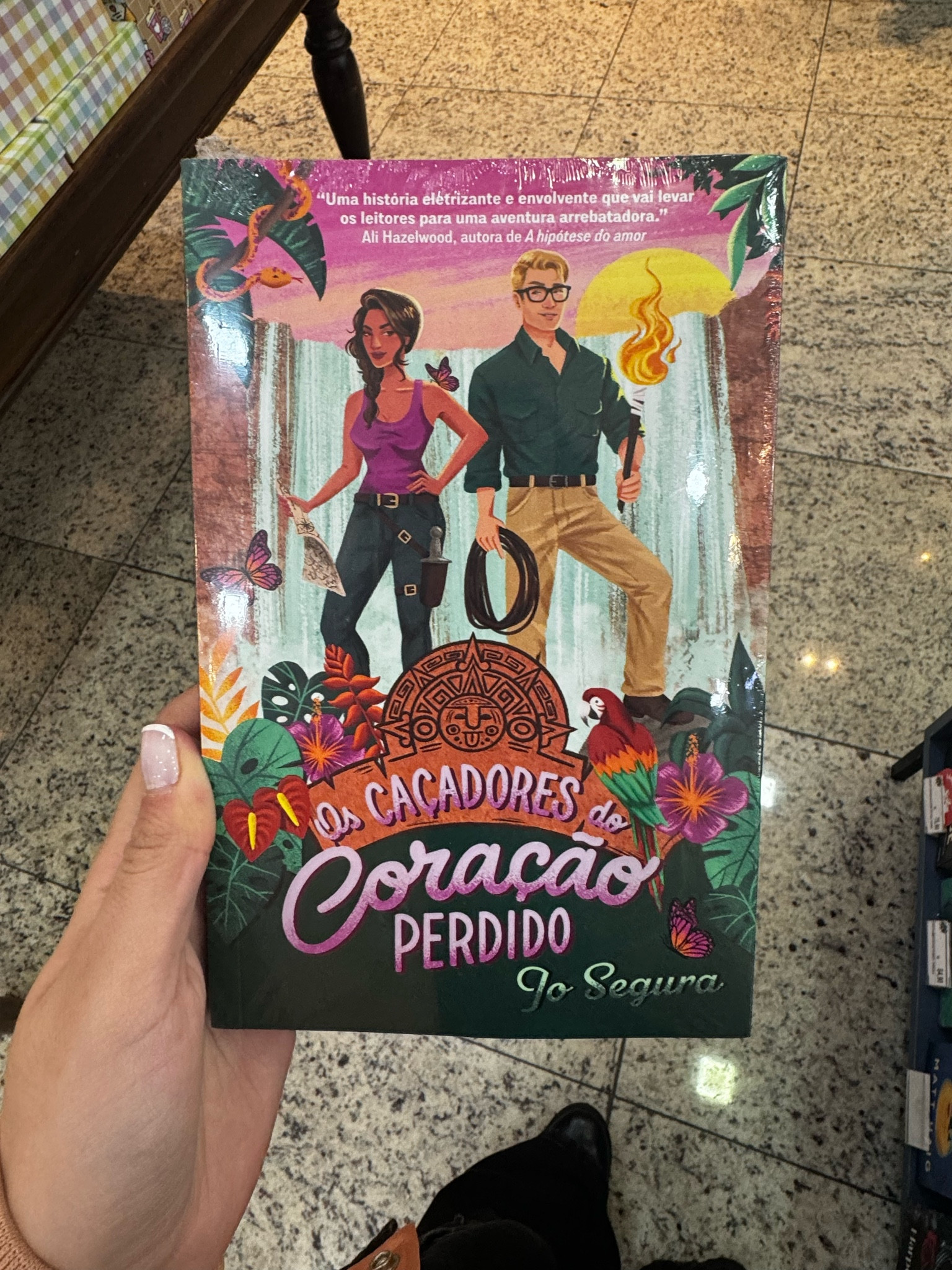 Arqueólogos rivais, uma expedição em busca dos segredos da civilização asteca e muito romance… Será que algo pode dar errado? Para fãs de Indiana Jones e Lara Croft, esta é uma comédia romântica divertida e original com a mistura perfeita de aventura e sensualidade.

#LTKgiftguide #LTKbrasil #LTKover50style