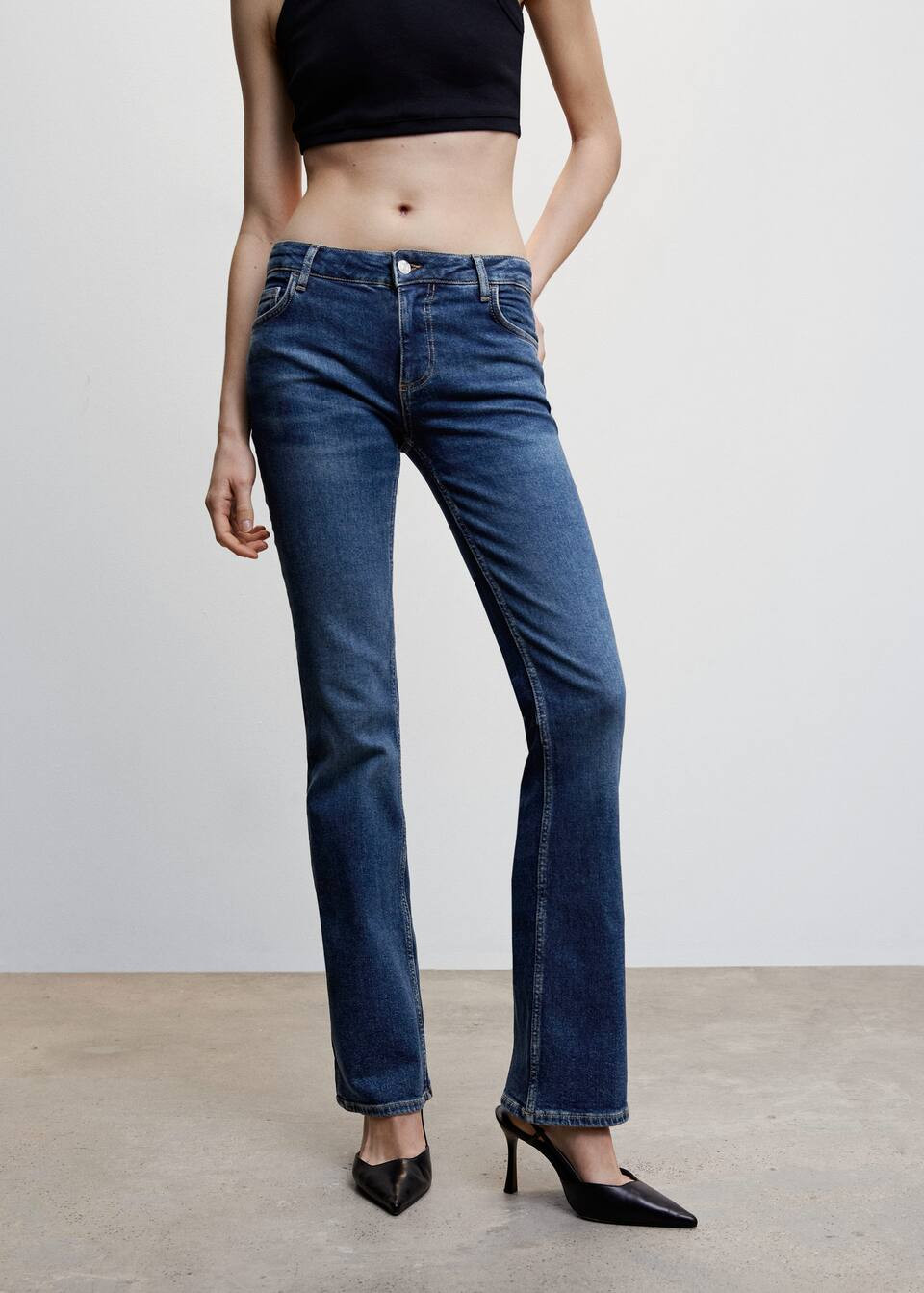 Low-rise flared jeans | MANGO (US)
