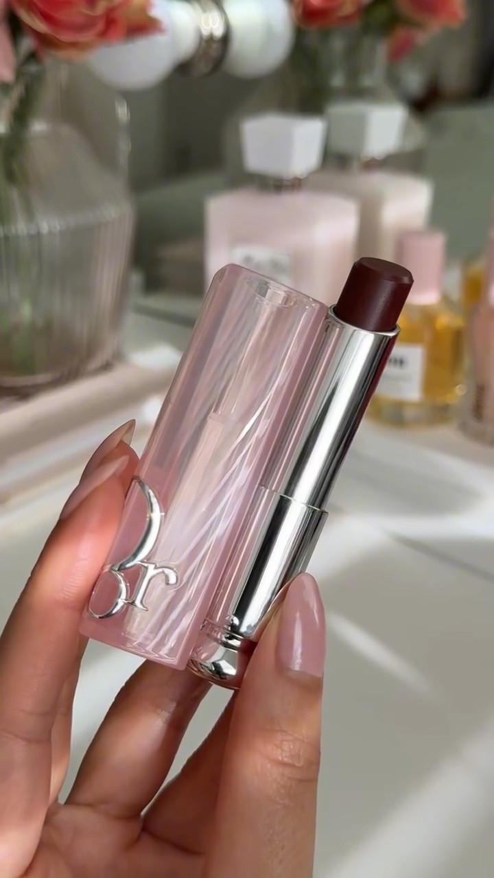 dior addict lip glow balm in mahogany 💞🐻

mahogany is a nude ebony warm undertone that is perfect for my pale lips. definitely my everyday shade for natural tint @diorbeauty 

#dior #diormakeup #diorbeauty #diorlipglow #lipswatch #lipbalm #newmakeup #trendingmakeup #diorunboxing #luxurybeauty #ugccreator #girlygirls #explore