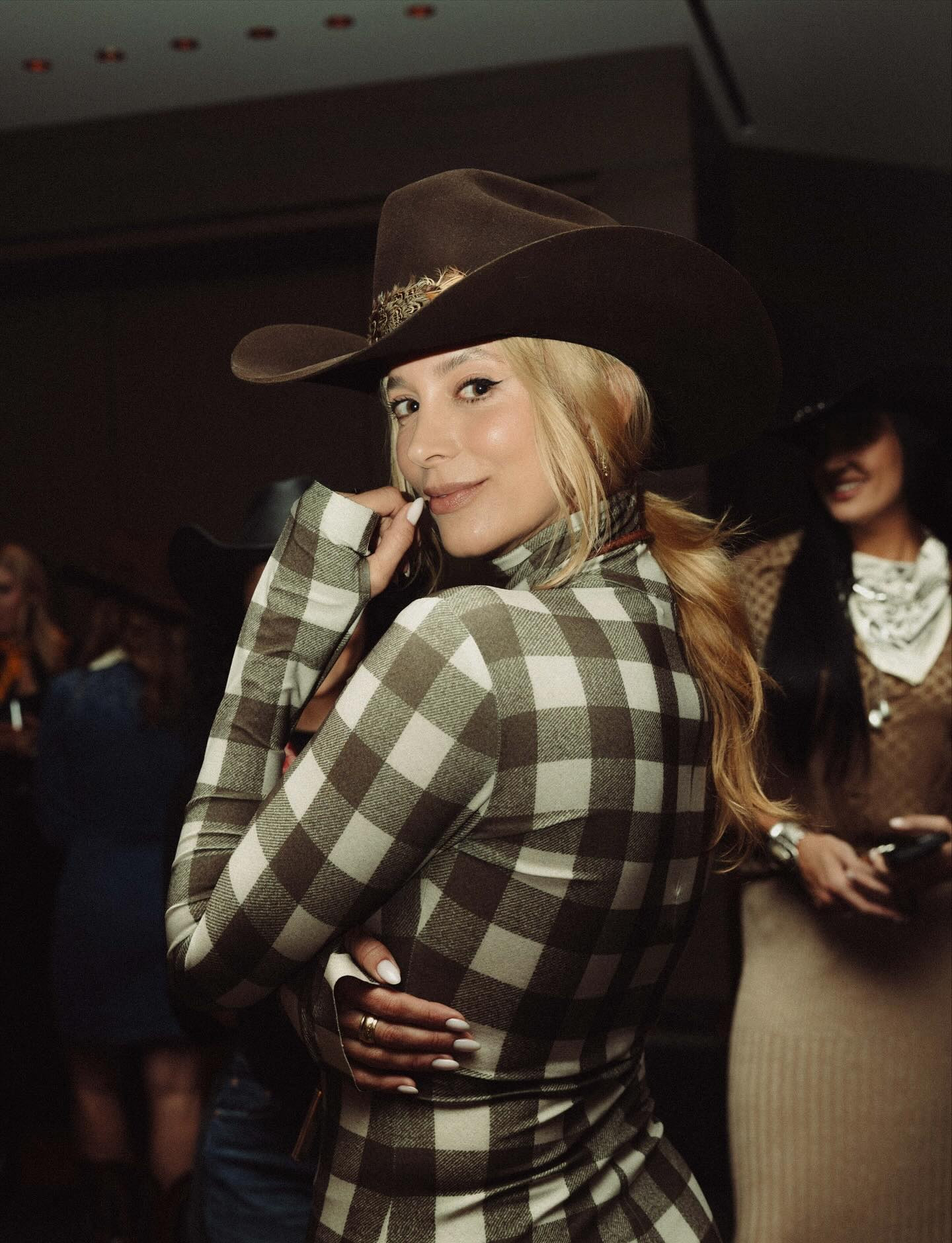 Note to self: always check your DMs 😉
What started as a random message turned into one of the most thoughtful, joy-filled weekends of my life 🥹 Wearing my go-to @normakamali matching set — top + bottom both size small. Bigggg fan of an easy set moment 🤎

#LTKfashion #NormaKamali #MatchingSet #OOTD

#LTKStyleTip #LTKTravel