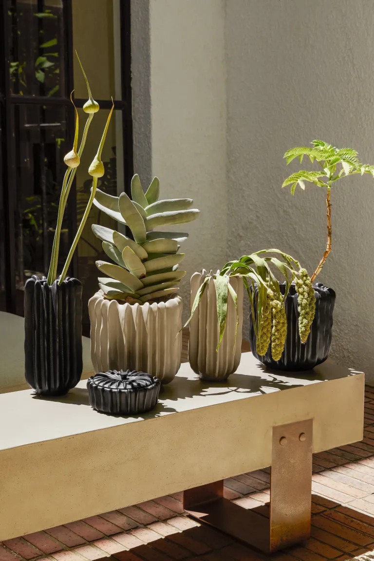 Large ceramic flower pot | H&M (DE, AT, CH, NL, FI)