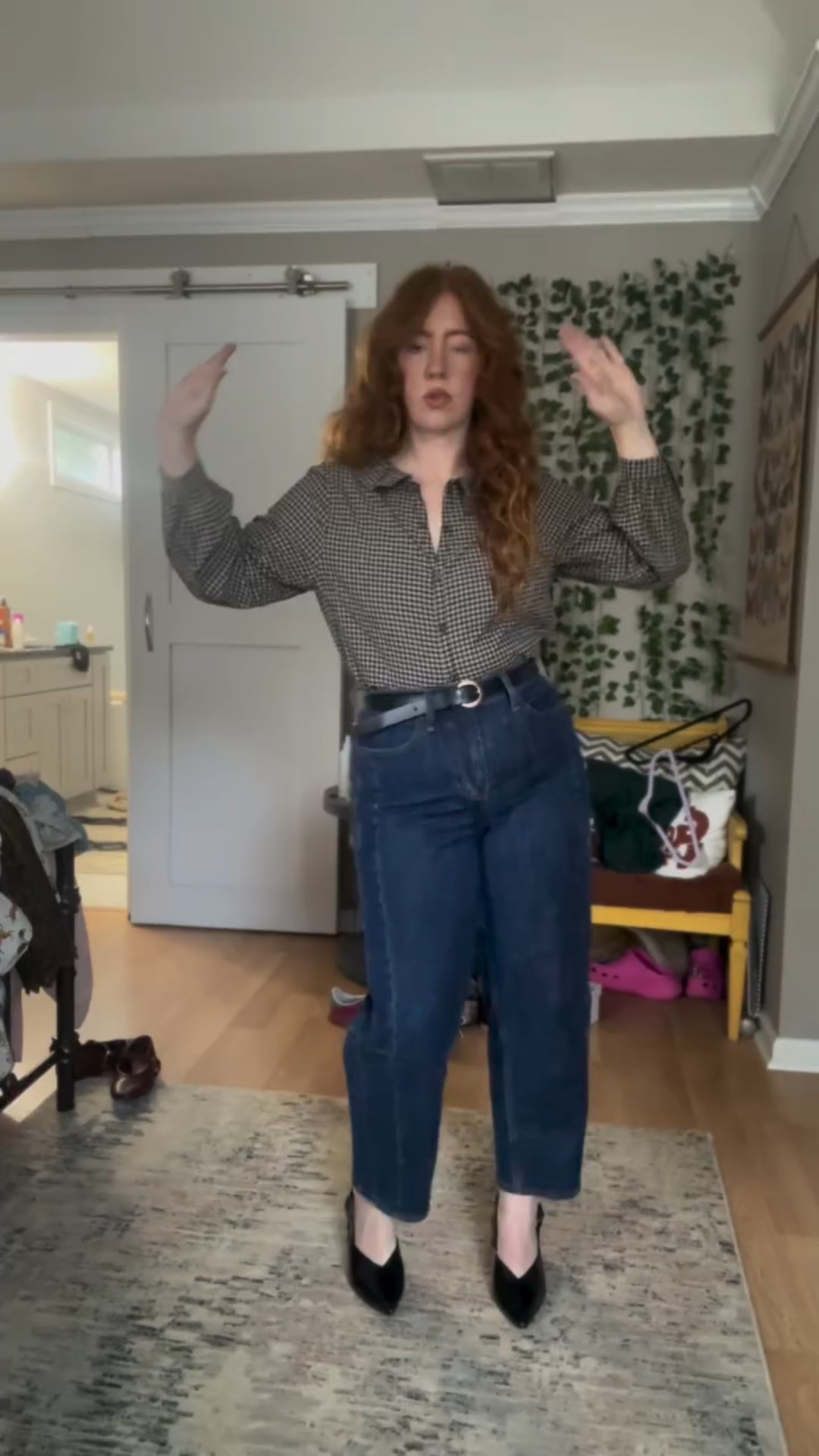 Old Navy fall finds have me in a chokehold right now 🍂 Wearing a size 6 in the structured barrel jeans + a medium in this peasant-style top. Finished the look with comfy heels (also Old Navy 👏). Shop the look before it sells out!

#LTKfashion #OldNavyStyle #FallOOTD

#LTKFindsUnder50 #LTKMidsize #LTKSeasonal