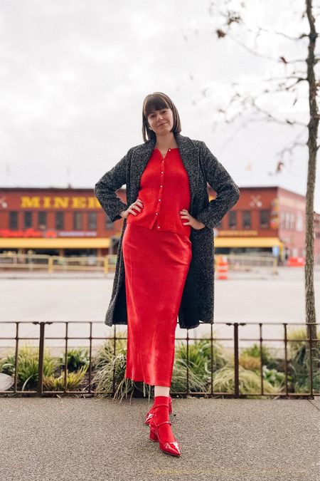 Red monochrome look
Red socks and red heels
Red sezane cardigan