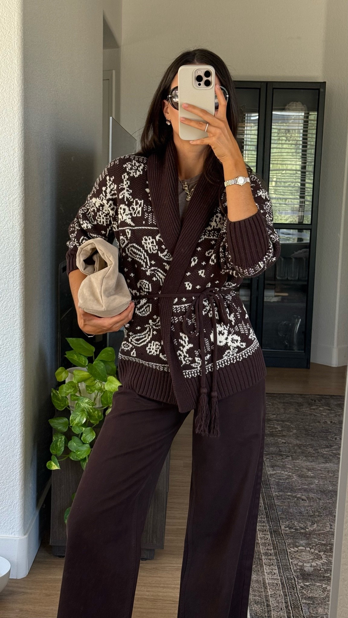 Fall transitional outfit! I am 5’7” wearing size XS in the tshirt and cardigan, and true size 25 regular length in the jeans!