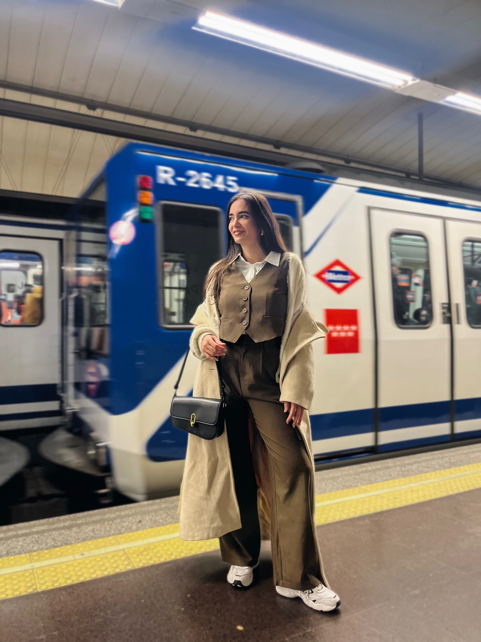 Outfit con traje sastre de chaleco y pantalón 