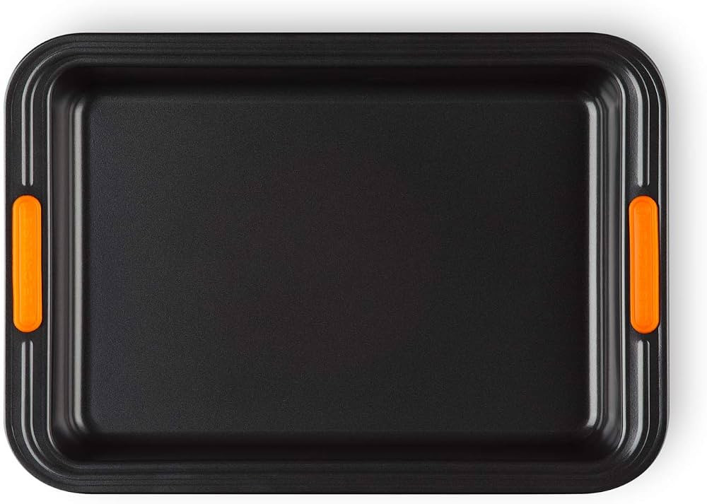 Le Creuset Toughened Non-Stick Bakeware Rectangular Cake Tin - 33 cm | Amazon (US)