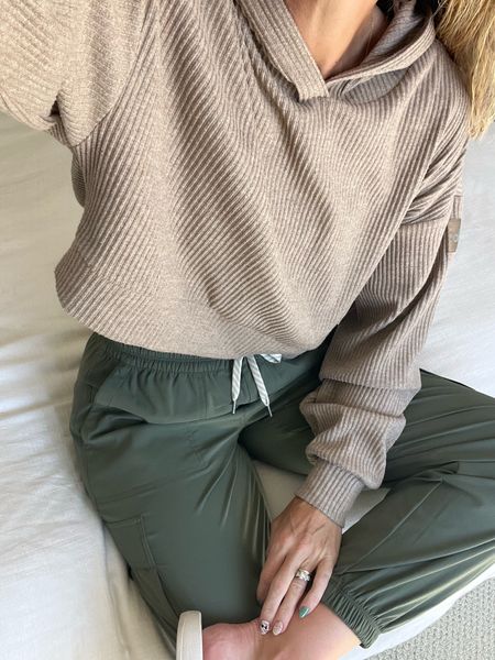 Hands down my favorite cropped ribbed sweatshirt hoodie!  Comes in 4 colors currently and goes great with leggings, joggers, or a tennis skirt.  Whatever your thing is!  And these joggers I will live in all fall!

Fall outfits | fall joggers | athliesure | weekend outfits for fall | fall fashion | Fall style | lounge outfits | travel outfit

#falloutfit #loungeoutfit #joggers #sweatshirt #fallstyle #traveloutfit


#LTKstyletip #LTKtravel #LTKSeasonal