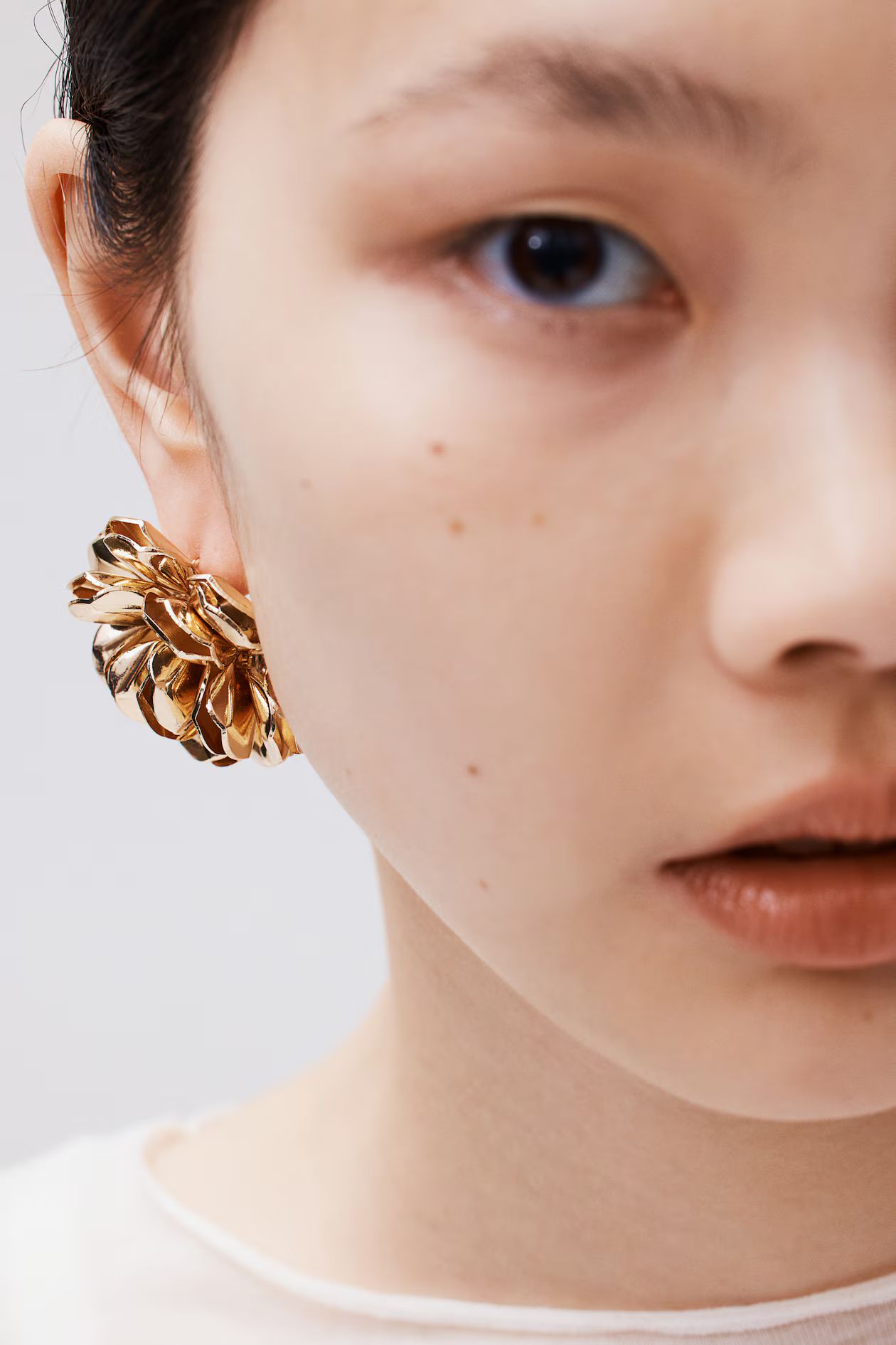 Flower-shaped earrings - Gold-coloured - Ladies | H&M GB | H&M (UK, MY, IN, SG, PH, TW, HK)