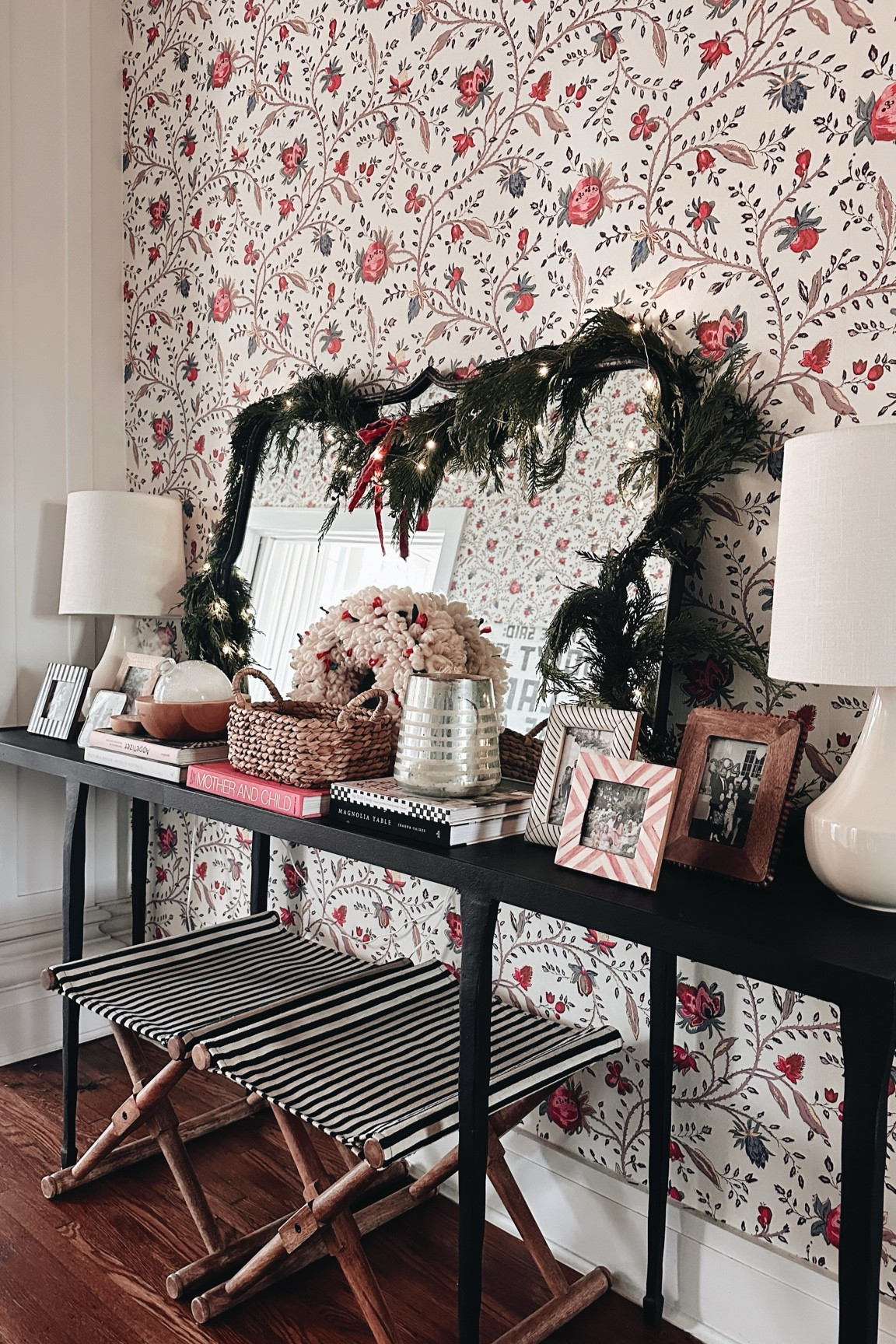 Holiday home decor around every corner 🌲 

#LTKHome #LTKSeasonal #LTKHoliday