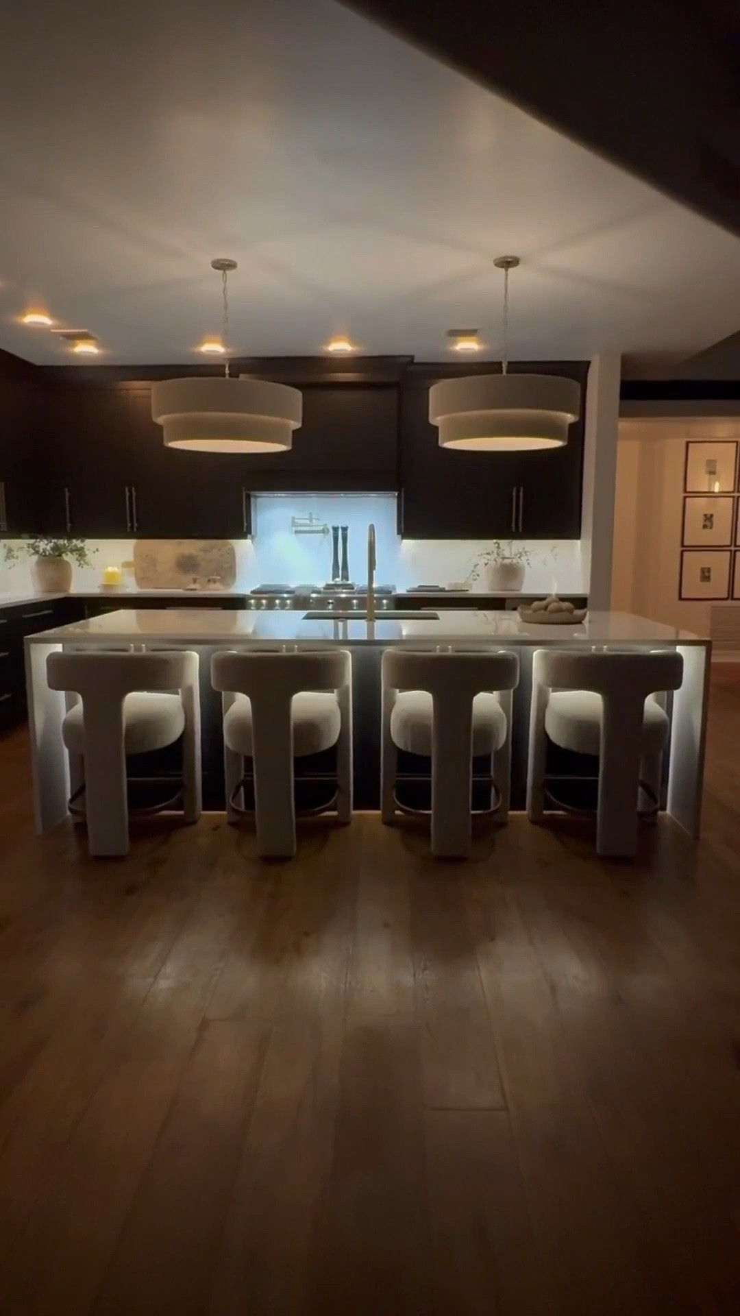 These Modern Counter Stools are a personal favorite of mine! Elegant, easy to clean, and comfortable. 

Perfect for the luxurious look with the comfort 🤎

#modern #moderncounterstools #interiordesign #kitcheninspo #kitchen #kitchendecor


 

#summerthompsonstyles


#LTKdayinmylife #LTKvlog #LTKHome