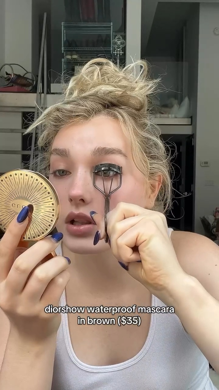 trying BROWN waterproof mascara for the first time it’s sooo impossible to find … 
black or brown?

@diorbeauty #brownmascara #waterproofmascara