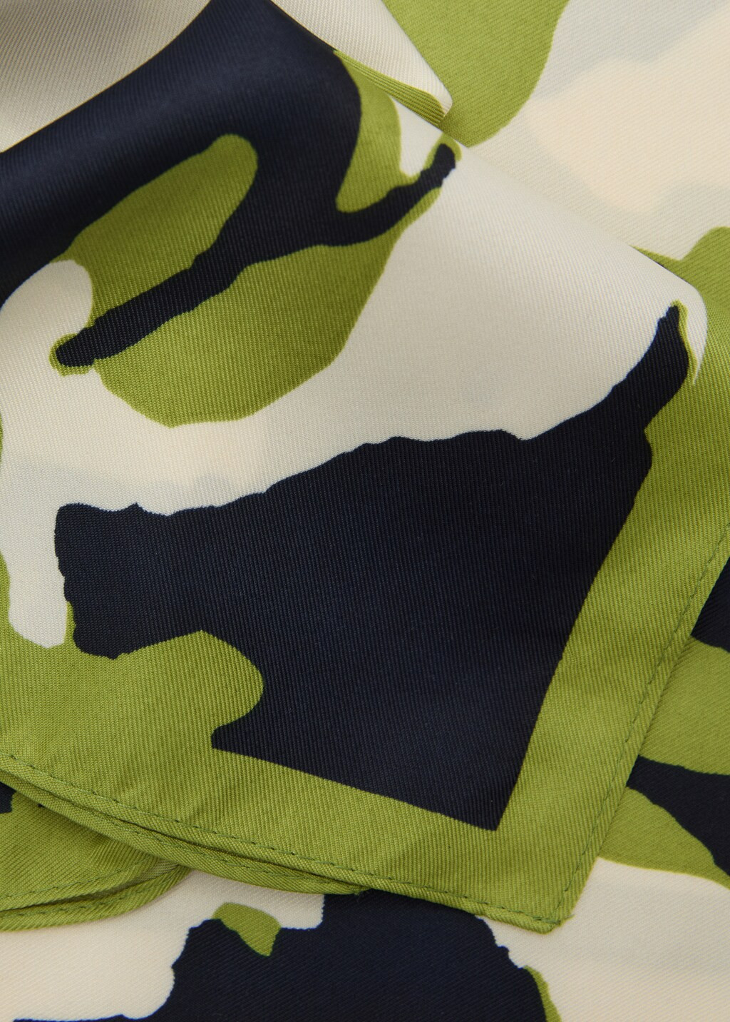 Foulard satiné imprimé à fleurs - Femme | MANGO France métropolitaine | Mango EU