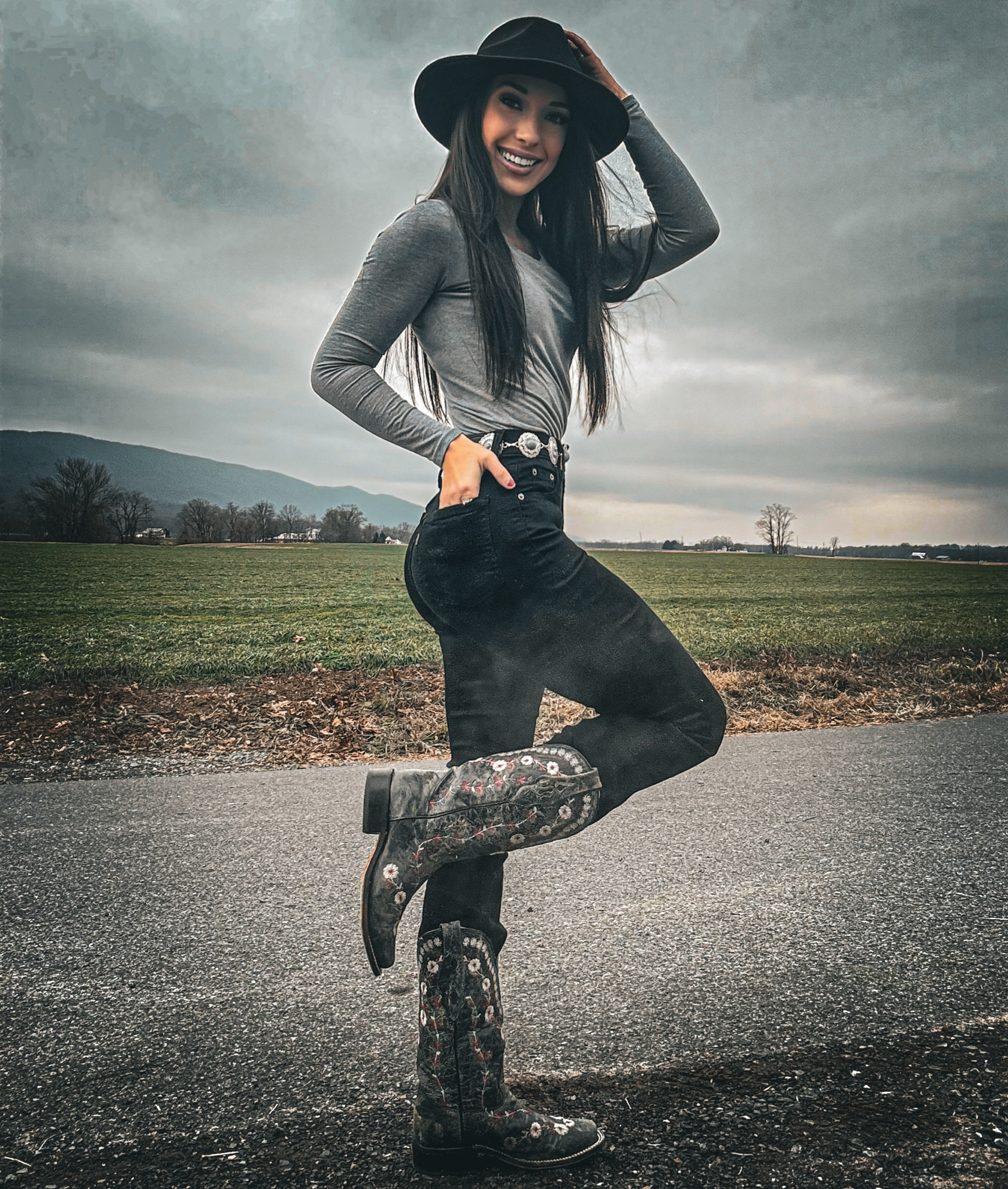 Wildflowers and wild horses🌾🍃


#ltk #western #cowgirlboots 
#levijeans #country #western

#LTKSaleAlert #LTKGiftGuide #LTKFindsUnder50
