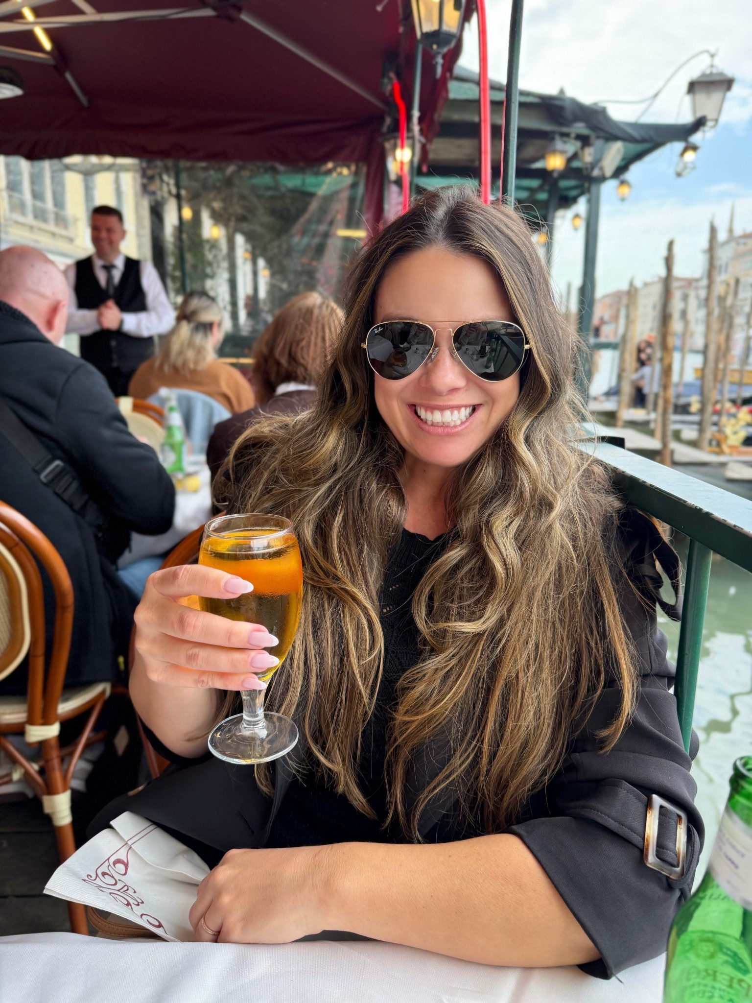 Venice Food & Drink Reccomendations 🍝
Appertivo: 
• Gran Caffè Chioggio in St. Mark’s Square. They have a live band performing & beautiful views of the square, St. Mark’s, Doge Palace & the water. Drinks come with complimentary nibbles. 
Lunch:
• Ristorante Omnibus on the Grand Canal. The restaurant is right on the water offering amazing views of the Grand Canal and the Realto Bridge. The service was wonderful as was the food! I recommend getting the spaghetti with clams!
Dinner: 
•Osteria Fanal Del Codega. This is more of a local spot. The restaurant is right on a quiet canal. It’s romantic & the food is amazing! We orders the bresaola carpaccio for a starter. The meat was melt in your mouth delicious! And the duck ragu lasagna which was also insanely good!
*Juice, sodas & alcohol free beer & wine were consumed. 🍼