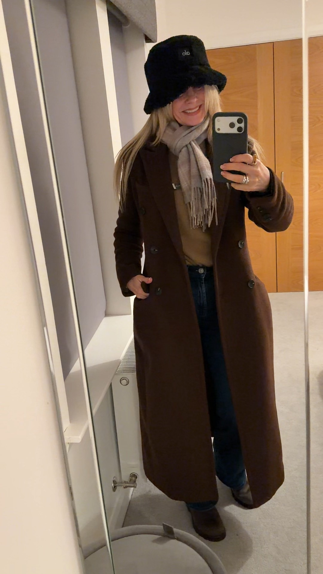 Having a fabulous time shooting a movie in Scotland. Heading out to dinner with our Tiki Tane Pictures team.  Wearing one of my fave new oversized cashmere sweaters, it’s so comfortable and affordable. A great gift idea for the holidays 💕

#LTKdayinmylife #LTKGiftGuide #LTKTravel