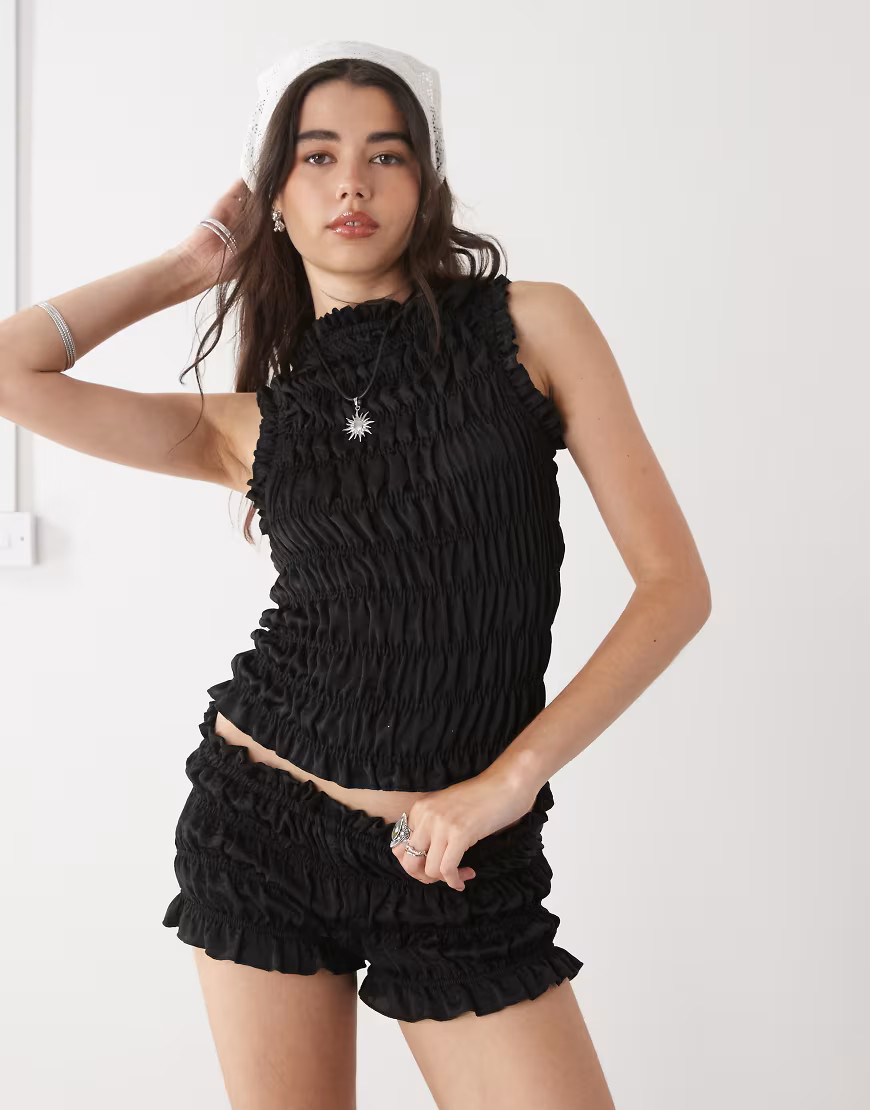COLLUSION – Gesmokte Micro-Shorts in schwarzer Satinoptik, Kombiteil | ASOS (Global)