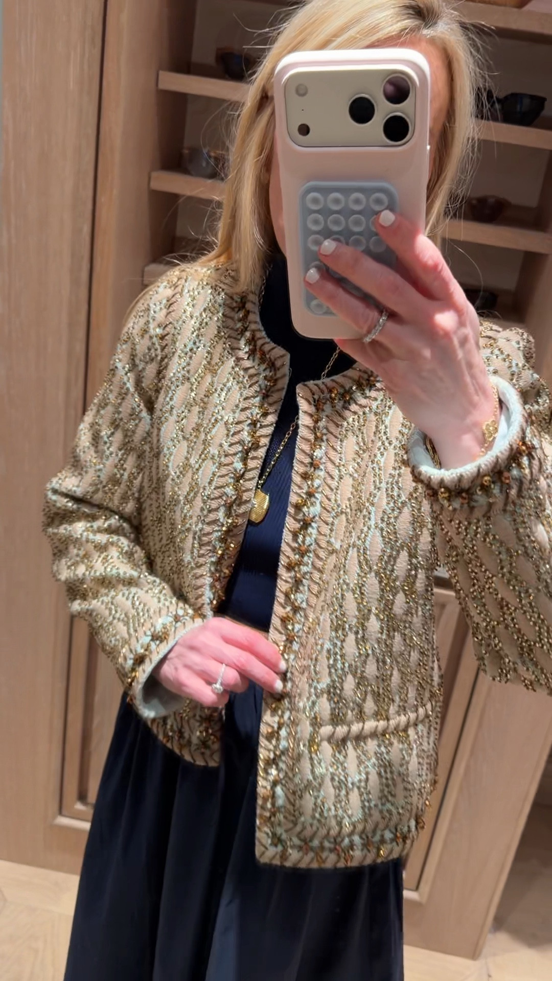 Ohhh la la 💫
The way this jacket sparkles  