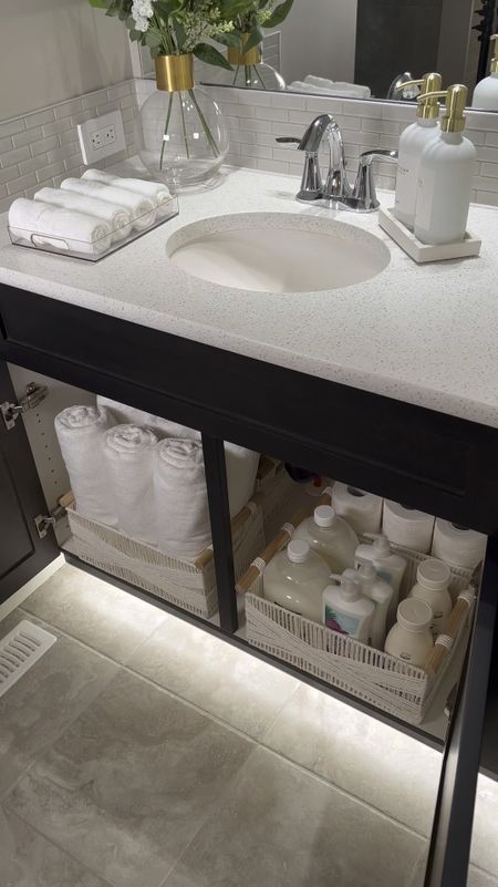 😁 Transform your bathroom into an organized oasis with these simple and stylish storage solutions. 🛁✨ #BathroomOrganization #ClutterFreeLiving