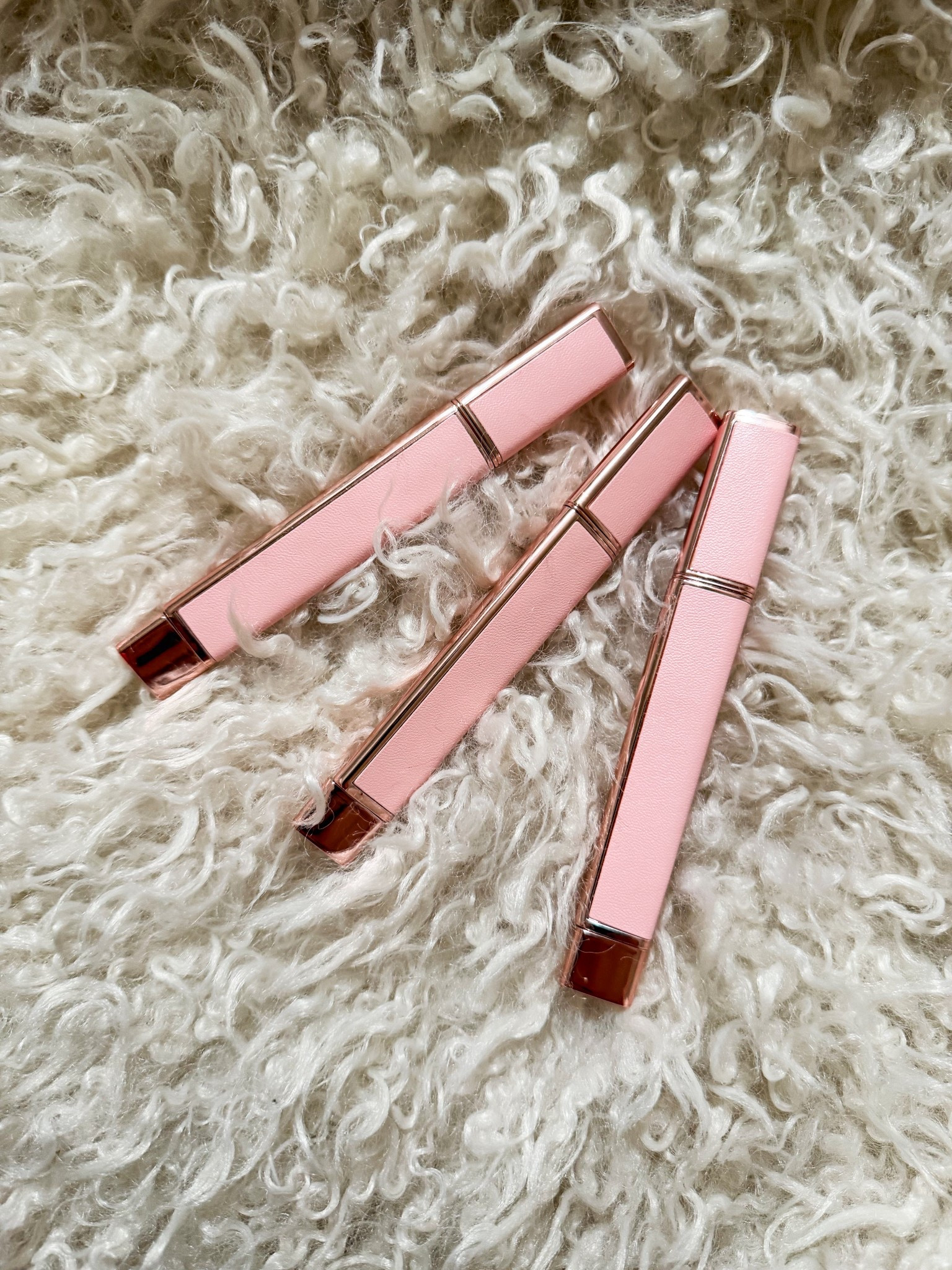 Lip liner in shade Worthy
Sheer pink lipstick in shade Charismatic 
Other colors: CEO
Truthfullly