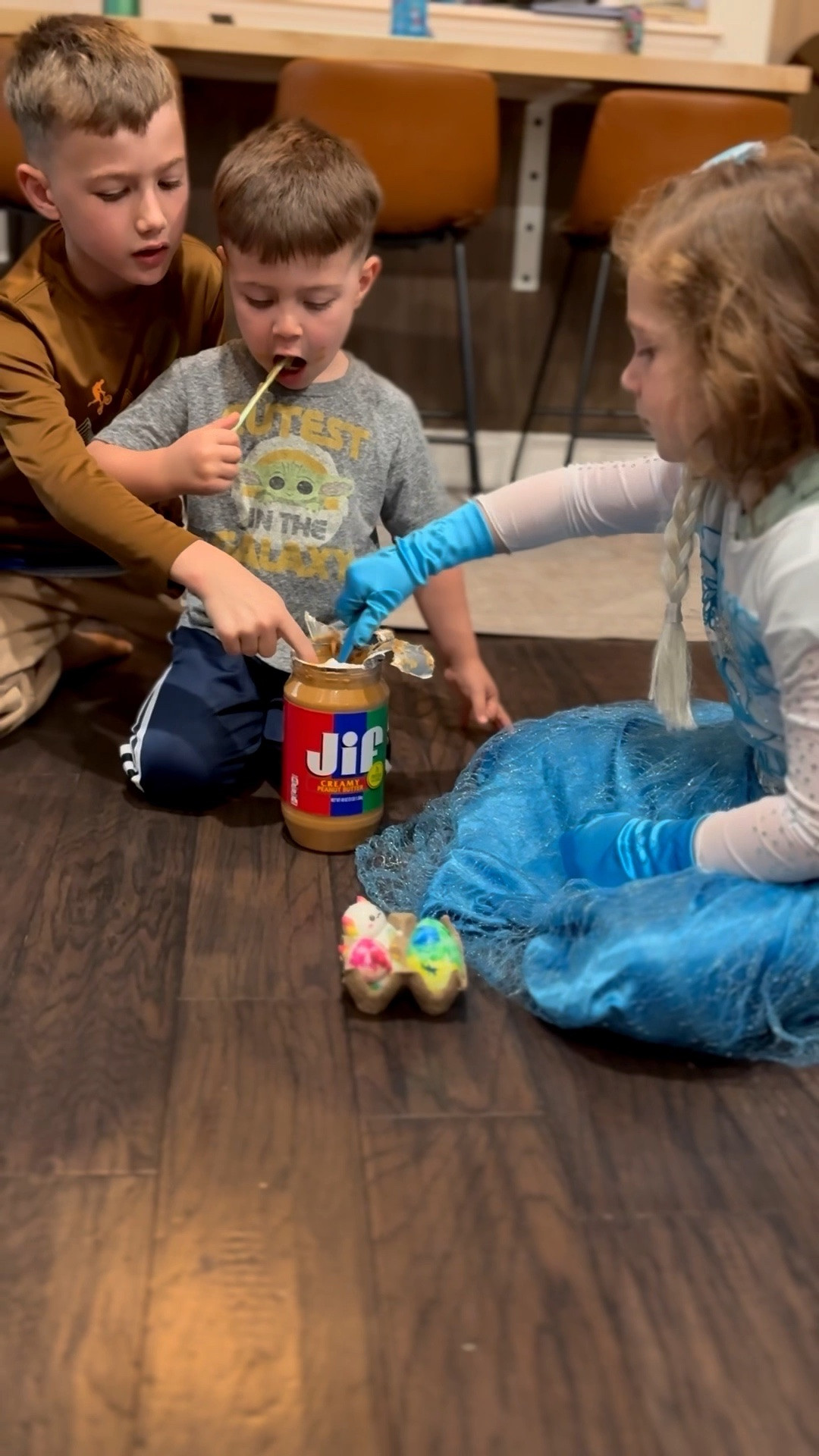 My kids can always find a way to enjoy a snack.. although- this was quite savage! We love to make peanut butter banana 🍌 smoothies! This was pre-smoothie 😅  🥜 👏🏽 🍹 