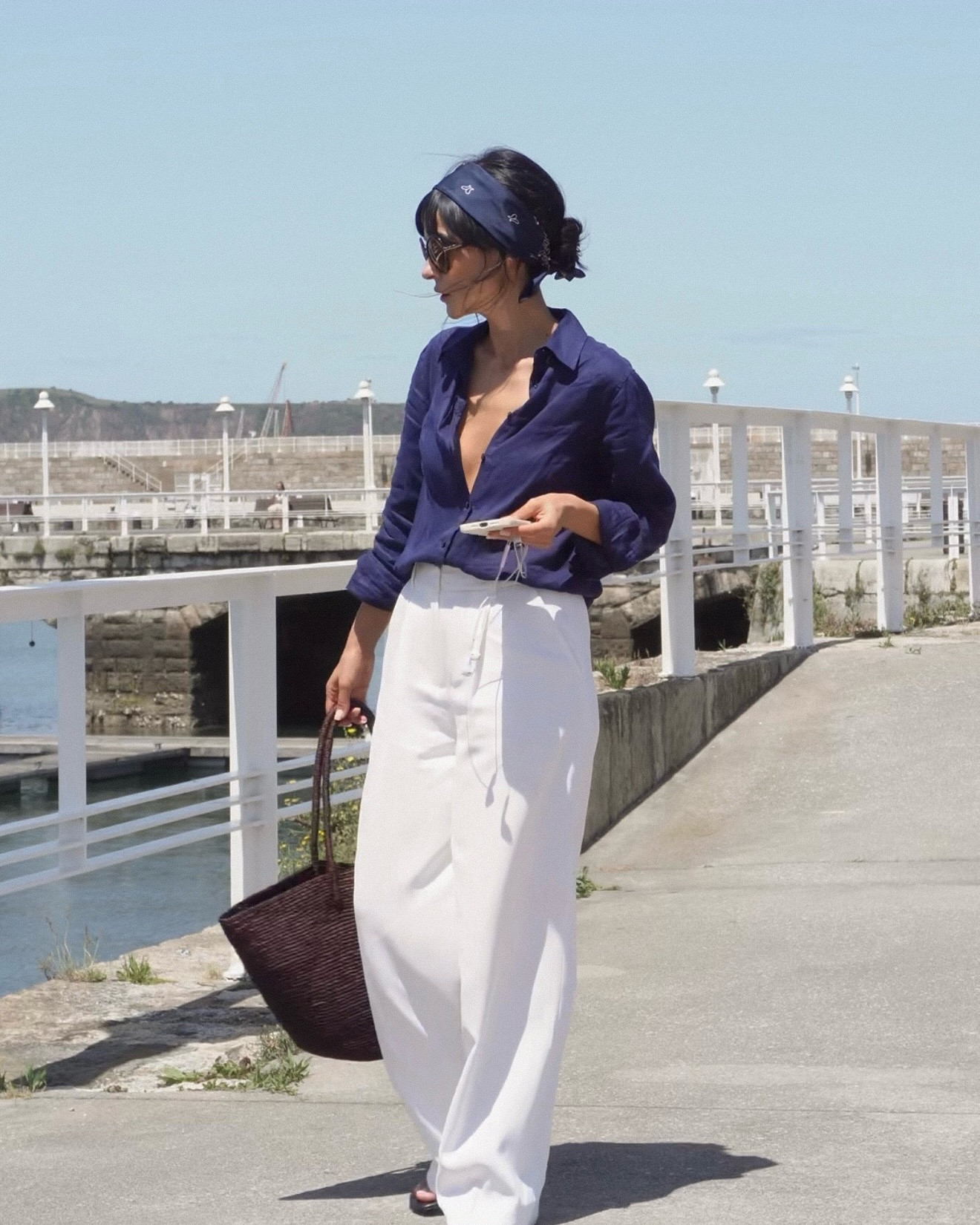 El look del reel de ayer. Camisa de lino, pantalón blanco y un pañuelo en el pelo. A veces los conjuntos que más repito son precisamente los más sencillos.

Si te apetece algún enlace en concreto, ahora ya puedo enviártelos personalmente, comenta LINK y te los paso encantada.

#SummerStyle #LinenOutfit #EffortlessStyle #ClassicOutfit