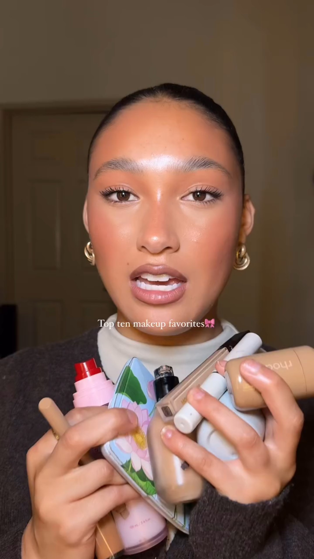 top ten makeup can’t live withouts except it’s actually 11, don’t clock me haha🎀🫶🏽
.
@rhode skin glazing milk @REFY brow sculpt
@Haus Labs by Lady Gaga foundation
@Hourglass Cosmetics concealer @Lancôme teinte idole wear concealer @rhode pocket blush @hourglass setting powder @rhode peptide lip shape @ONE SIZE BEAUTY powder melt setting mist @hourglass ambient palette in lotus flower