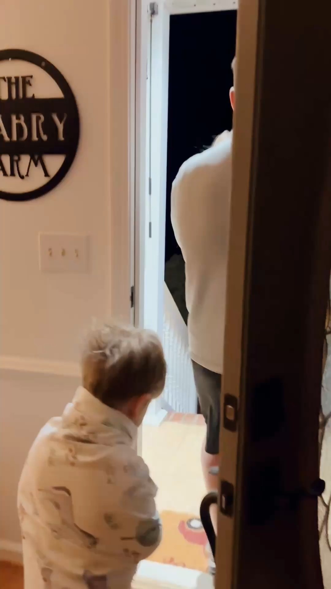 Woke up to even more snow flurries ❄️🌨️ this morning 😍