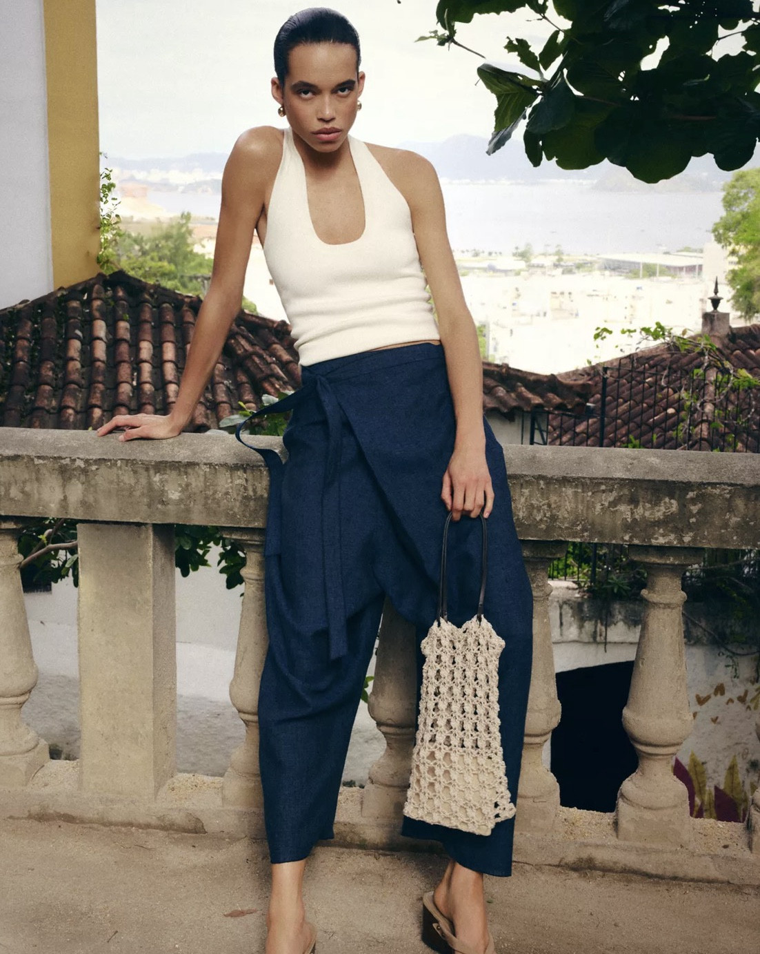 I’m wearing the size M in the tank top from Zara. And the size 10 in the Decjuba jeans 