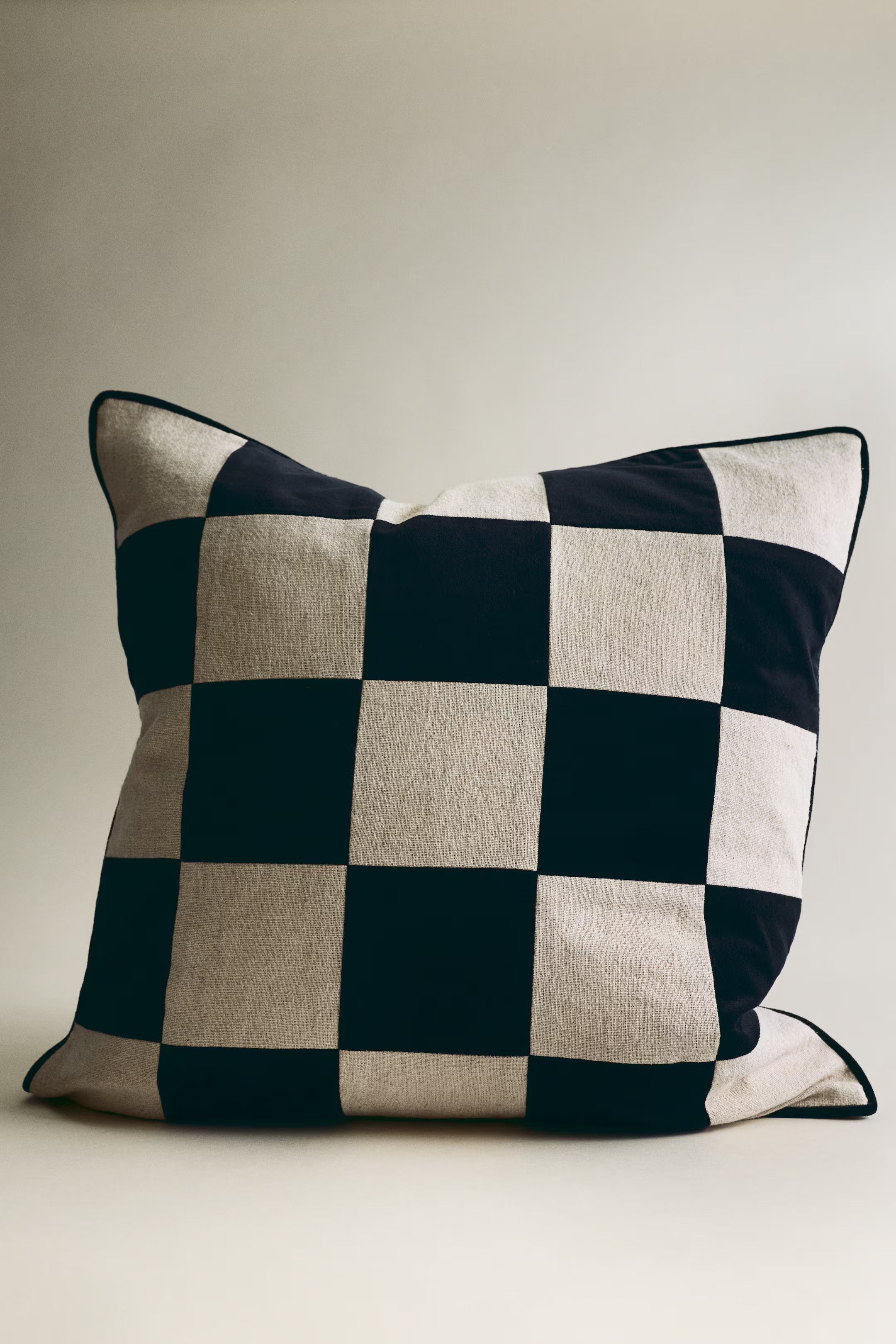 Linen-blend cushion cover | H&M (US + CA)