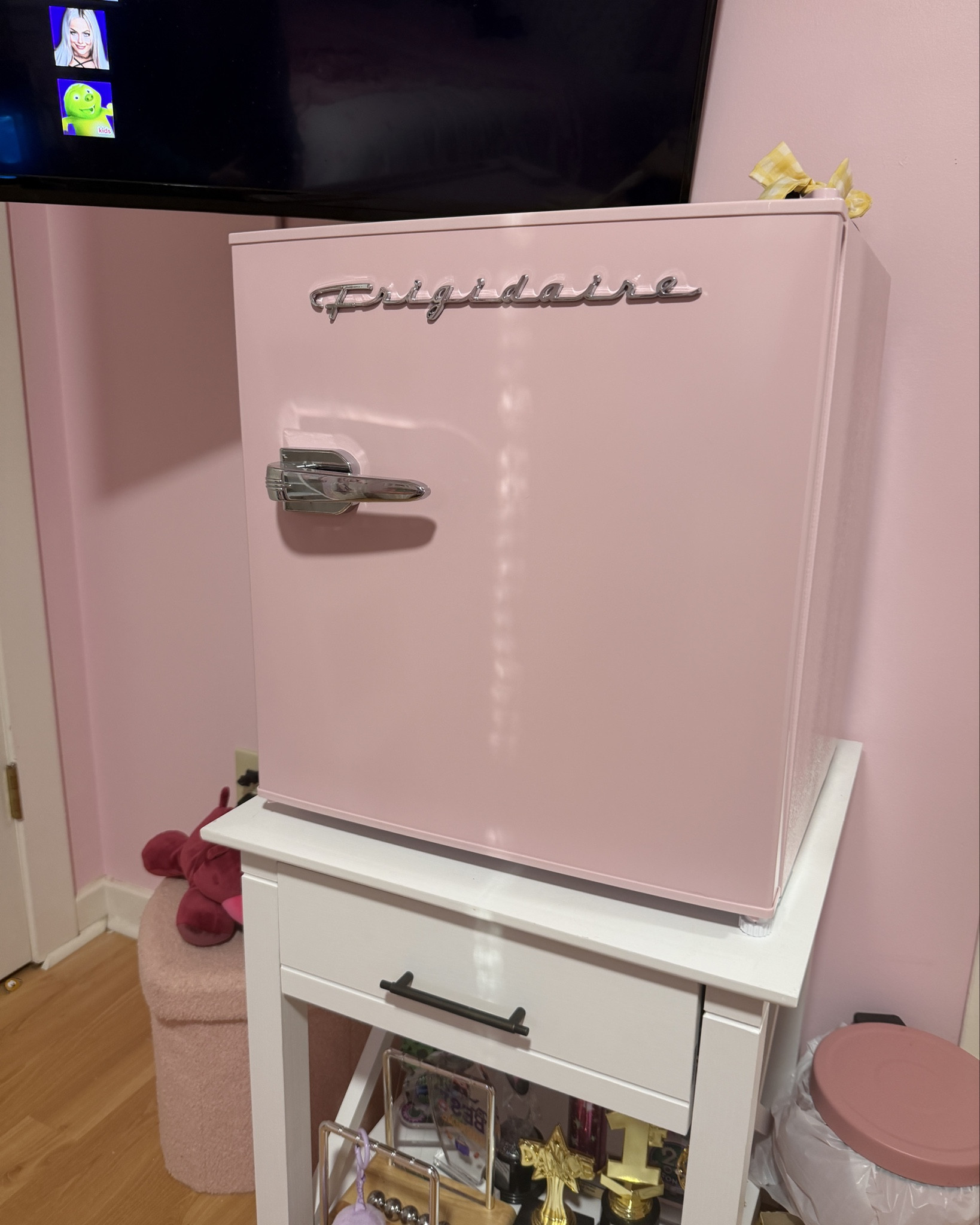For those that asked, this is Bestie’s fridge. She has sodas and a bottle of creamer to make dirty sodas. Then, chocolates, her face masks, fudge bars in the freezer compartment, etc. 

And, it matched her new wall color perfectly!

#pinkfridge #dormaccessories #teenroom #tweenroom #tweenroomdecor #drinkfridge #roomdecor #dormdecor #pinkroom #pinkaesthetic #pinkdecor #pink