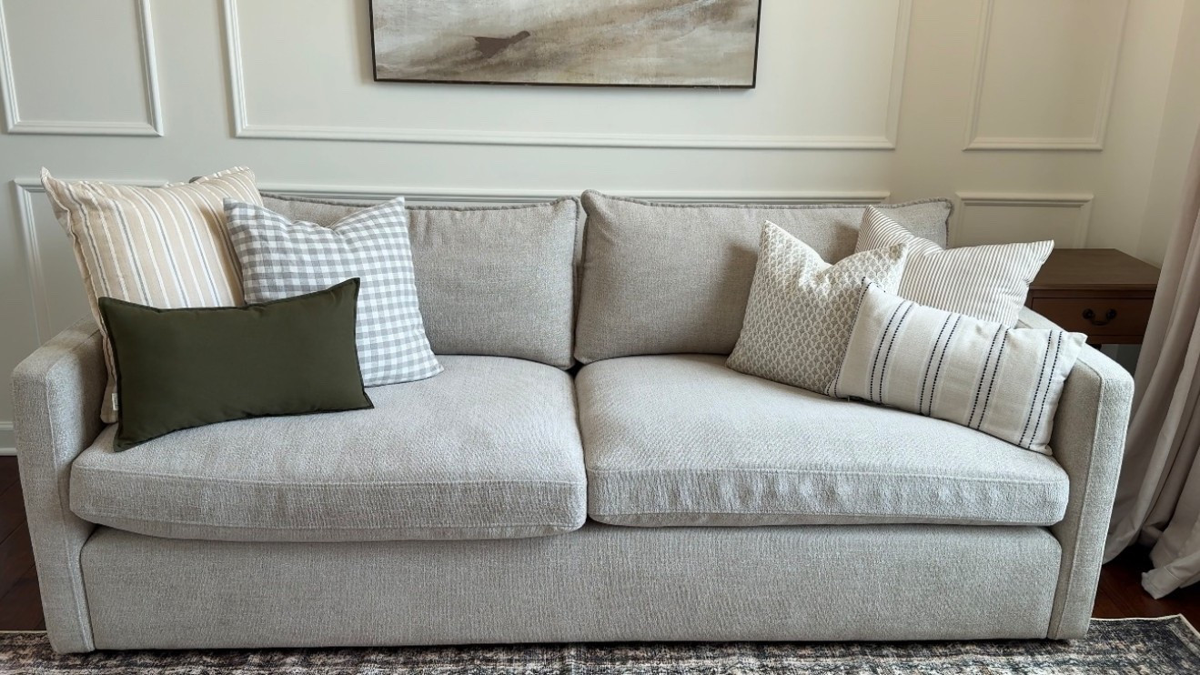 Hermoso Sofá en color arena, ideal para tu sala. 

#LTKHome