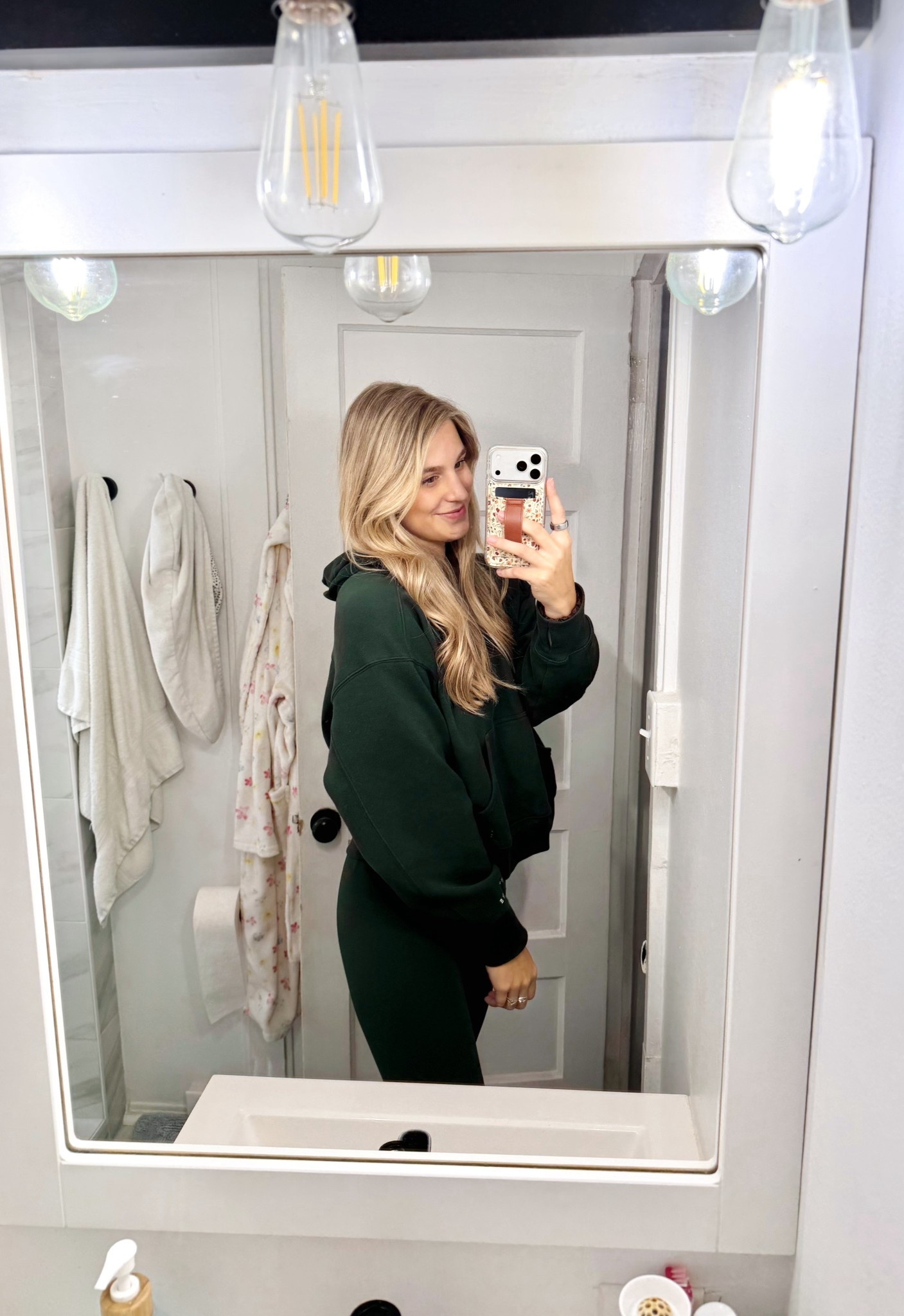 Cozy winter set 

#LTKmomlife #LTKActive #LTKHoliday