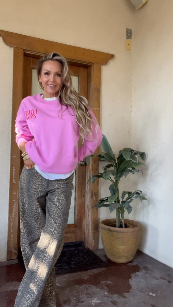 Vici Valentine’s Day Collection
•
Use Code: HEIDISAVE30
•
#vici #vicinewarrivals #graphicsweatshirt #oversizedgraphicsweatshirt #valentinegraphicsweatshirt #valentinecasuallook #valentinecasualoutfit #fashionover40 #coldwrathercasuallooks #womenscasuallooks #pinksweatshirt #leopardjeans

#LTKSeasonal #LTKStyleTip #LTKFindsUnder100