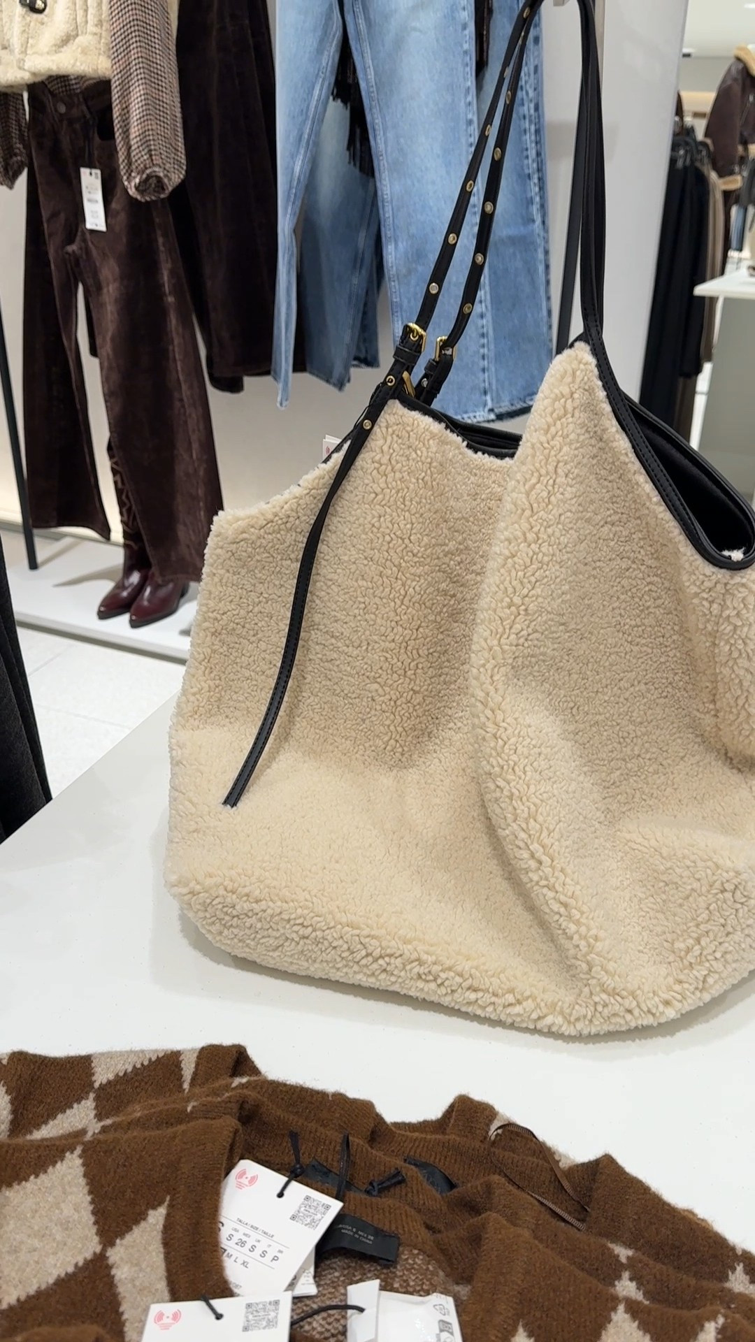 REVERSIBLE!!! White sherpa with black trim purse find! Winter purse must-have! 

#LTKItBag #LTKFindsUnder100 #LTKStyleTip