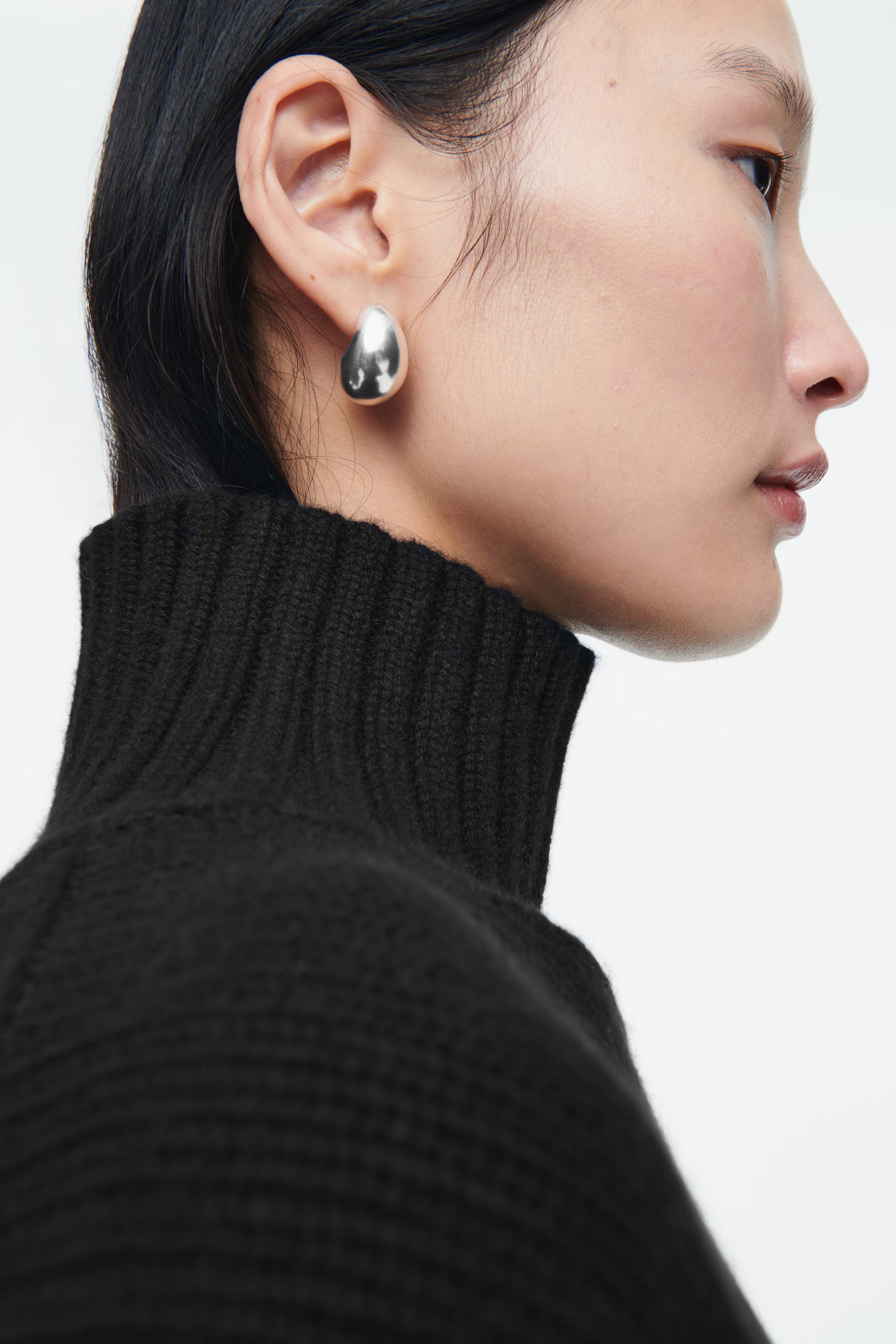 GRUBY SWETER Z CZYSTEGO KASZMIRU Z PÓŁGOLFEM - CZARNY | COS (EU)