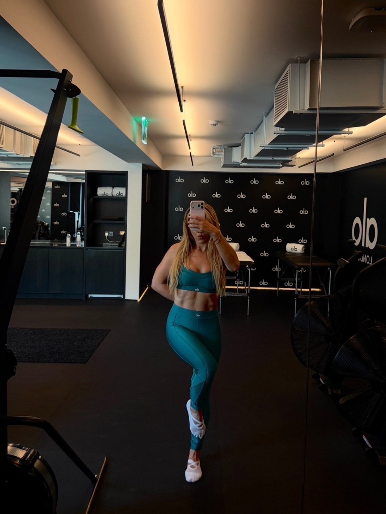 Alo yoga - teal gym kit - Pilates set - reformer Pilates set - grippy socks - white grippy socks A Pilates socks - green outfit - green leggings - emerald green leggings - green sports bra - green workout set - workout kit - Pilates kit - alo wellness