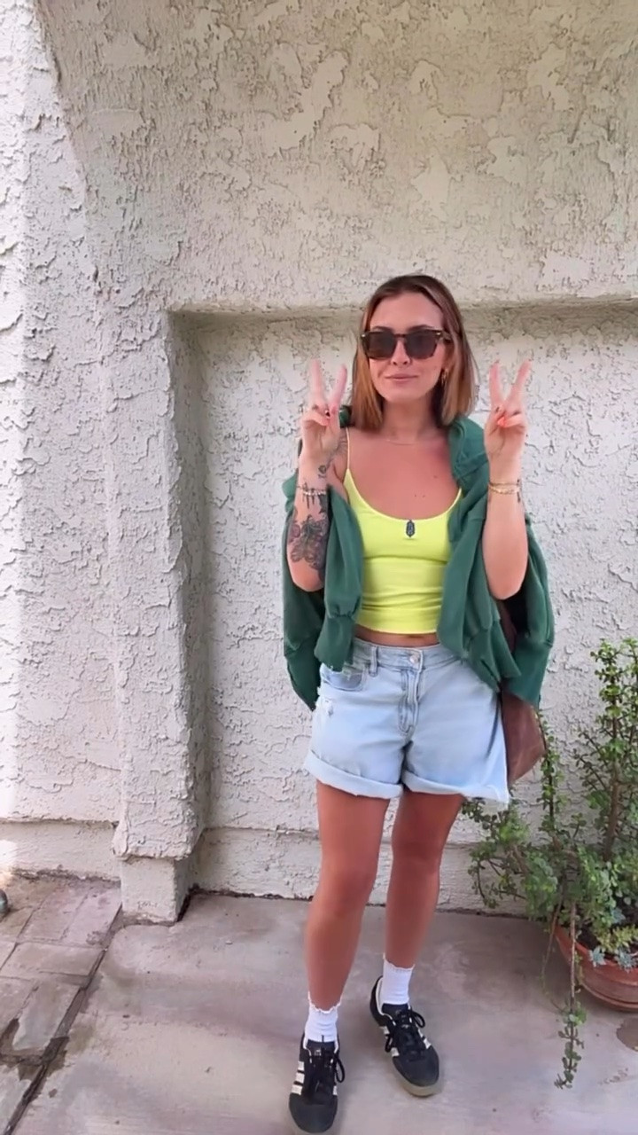 The baggier the shorts the better… in my personal opinion. I’ve said it once and I’ll continue saying it but @americaneagle has the best shorts. 
.
.
✨Everything is linked in my bio 
#summerstyle #ootd #casuallook #outfitinspo
