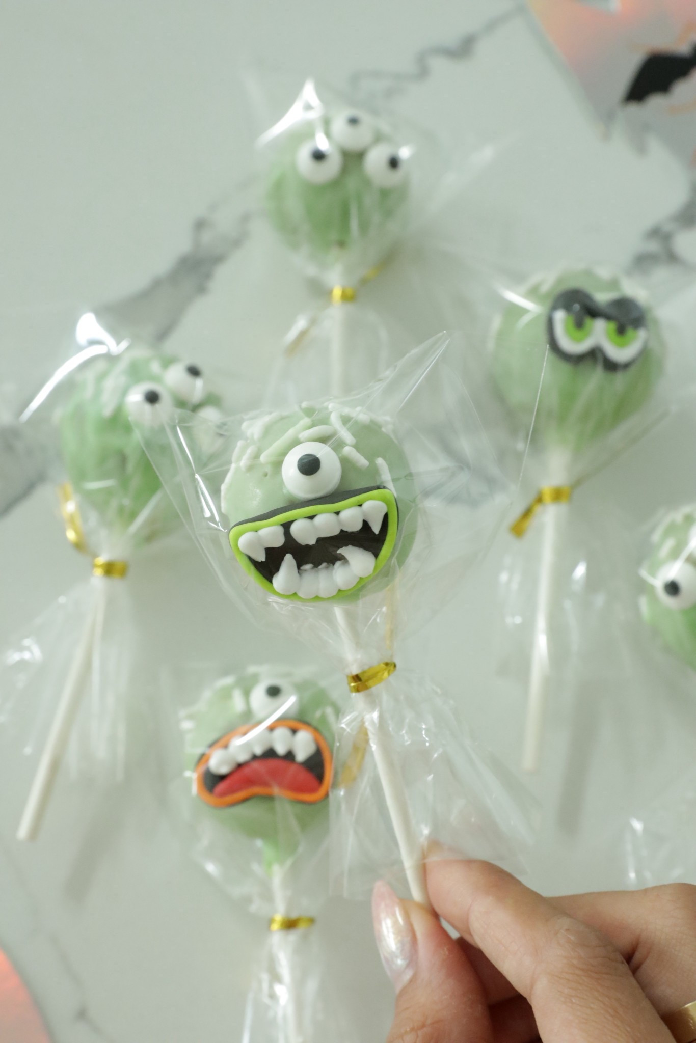 CAKE POP MONSTERS 🎃

#LTKKids #LTKSeasonal #LTKHalloween