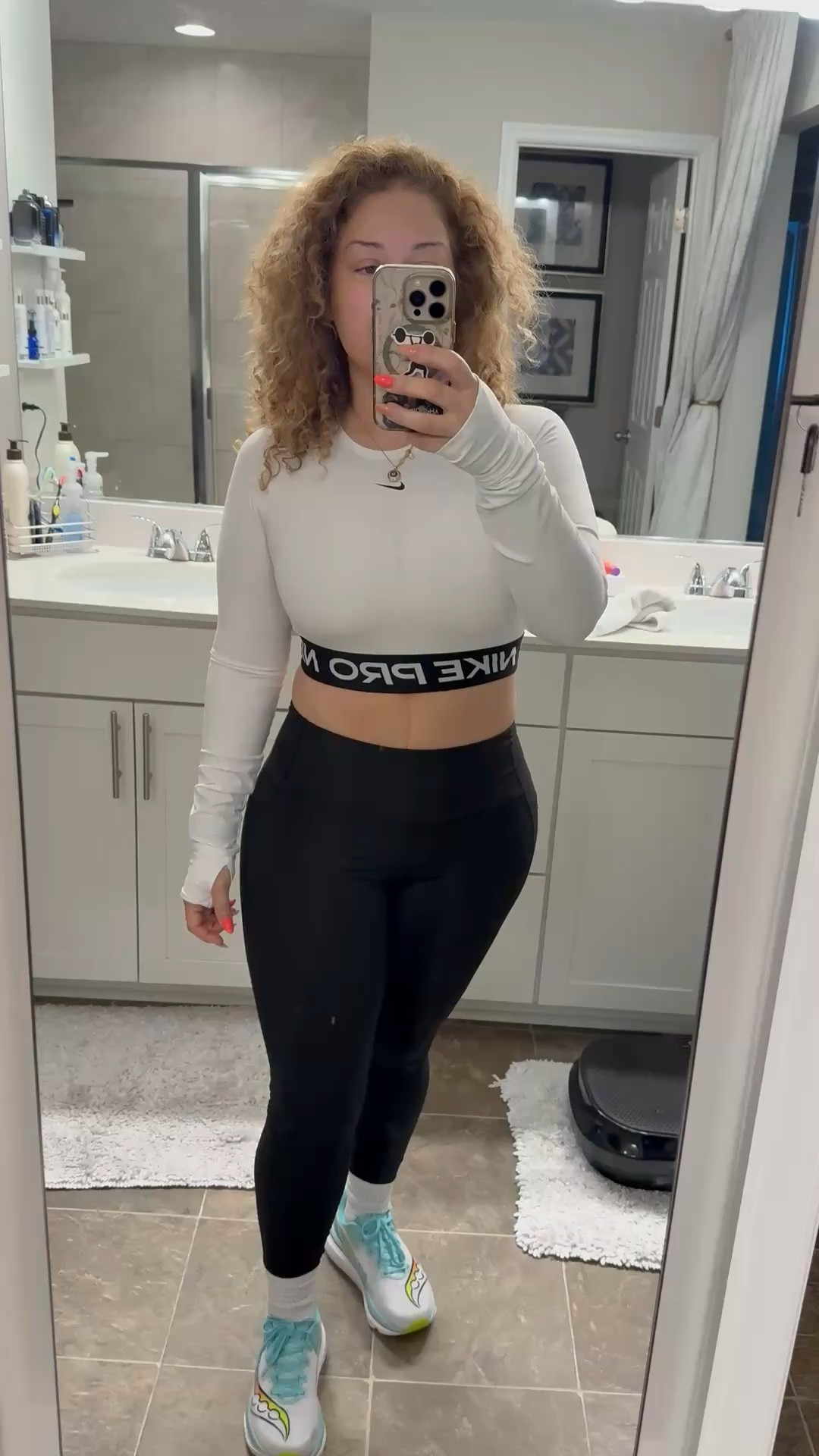 Running on caffeine, consistency, and cute workout sets 🖤👟
Linked my favorite @Nike US crop top + @Saucony EU running shoes