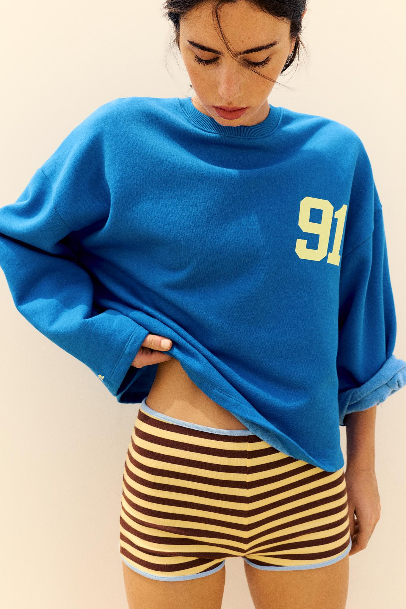 91 graphic relaxed fit sweatshirt | Pull&Bear United Kingdom | PULL and BEAR UK