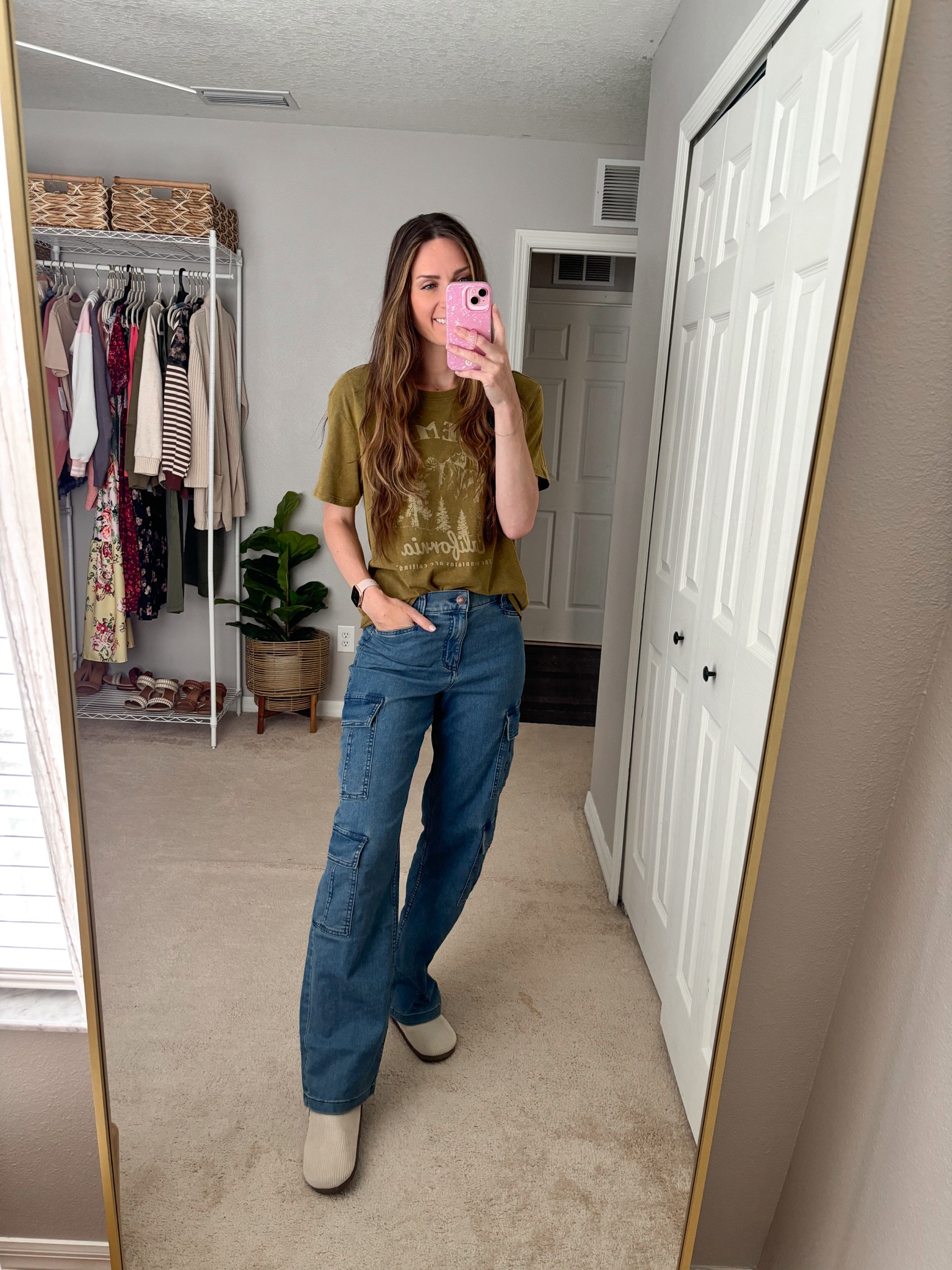 walmart fall outfit idea! Loving these walmart cargo jeans, these white ribbed clogs and this green graphic tee from walmart! 

**sizing:
Graphic tee: small, fits slightly oversized
High waisted Cargo jeans: these fit big for me, I’m wearing a 0, I’m normally a 2!
Clogs: 9, I sized up a half size


#LTKSeasonal #LTKShoeCrush #LTKFindsUnder50