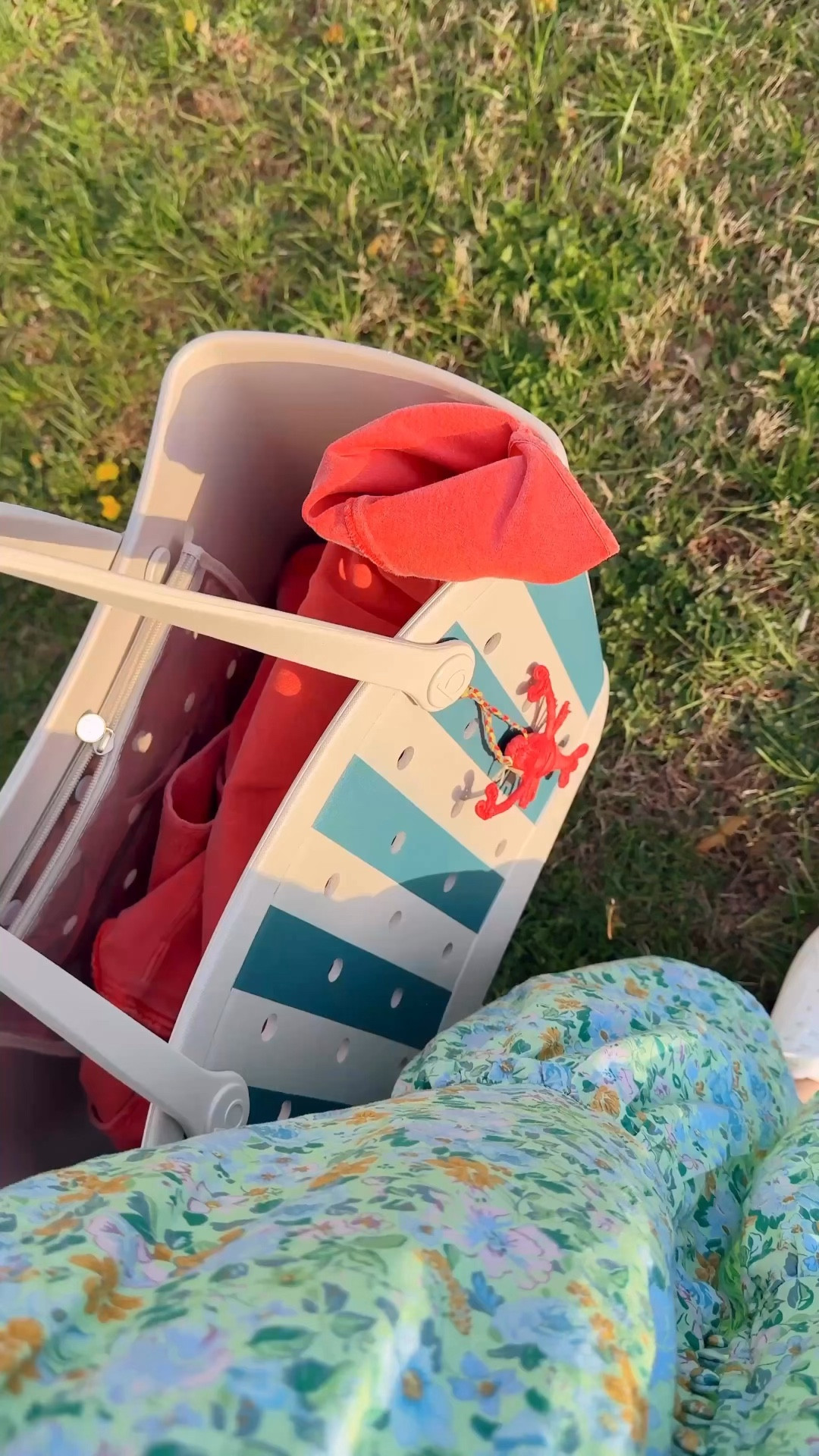 Taking my new @boggbag from their High Tides & Good Vibes drop out for an inaugural picnic dinner! Bring on al fresco eating and beach bags full of picnic blankets and potato chips pls! #boggbag #gifted #picnics