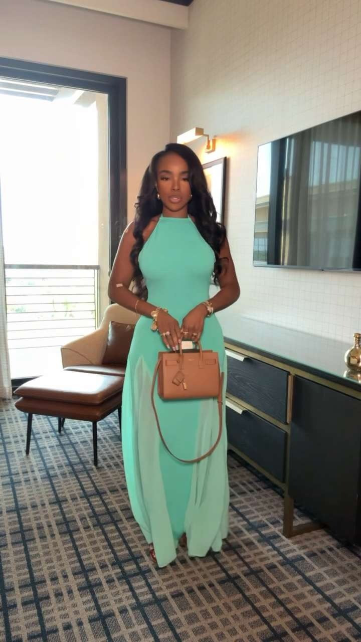 LTKCon check in outfit!  Wearing a Size Small | I’m 5’4 | 140lbs | 36D -27 -40 IG & YT: kirasfashionfinds TT: kiraabboud📍Miami  

 #LTKCon #LTKU #LTKStyleTip