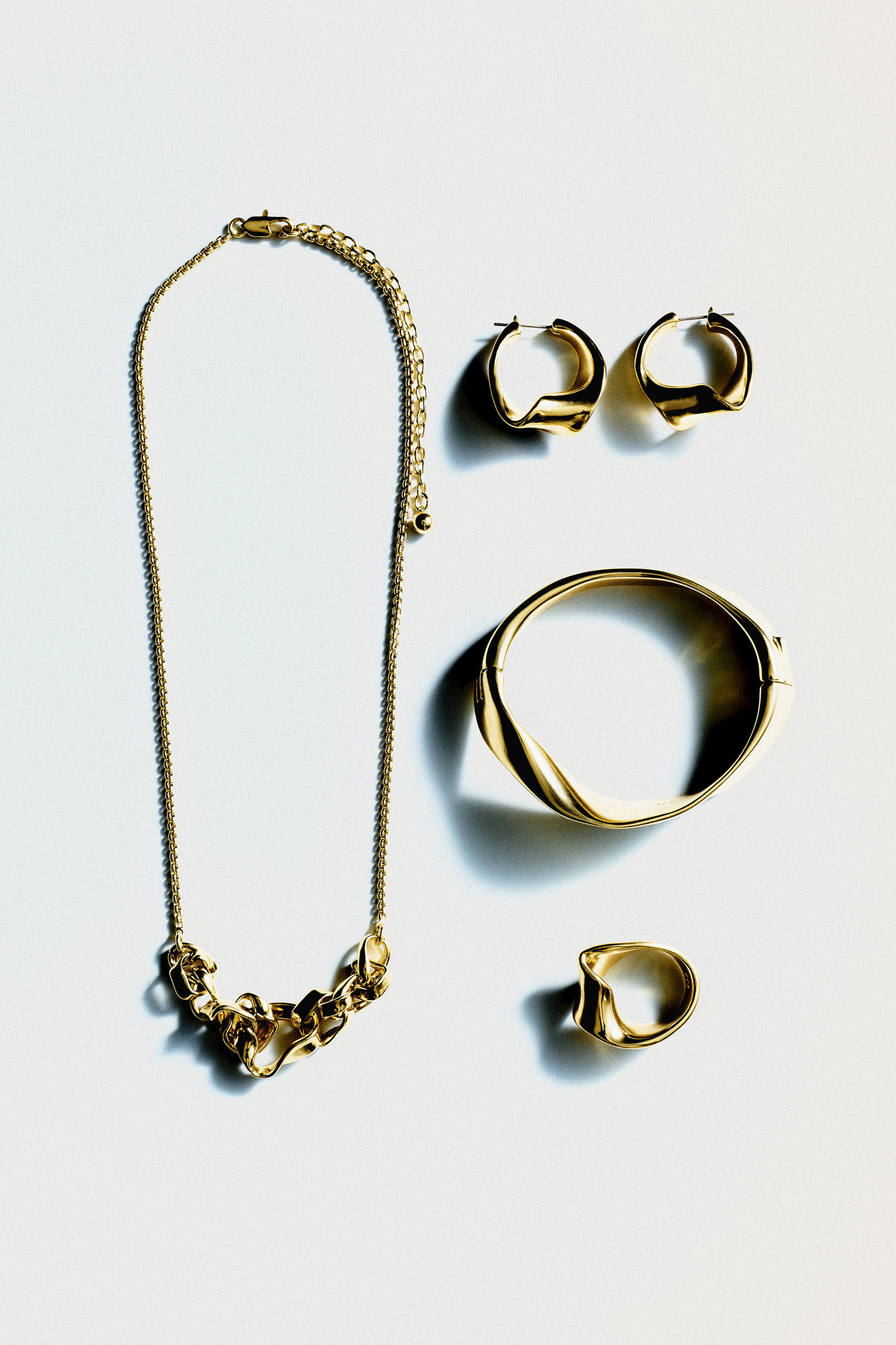 TWISTED RIBBON HOOP EARRINGS - GOLD | COS GB | COS UK