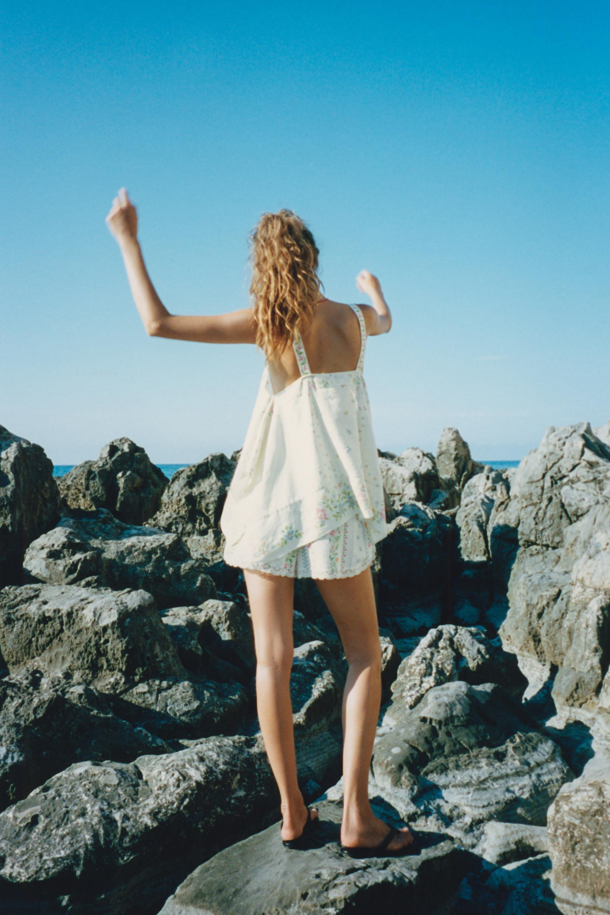 Model height: 180 cmLoose-fitting top made of linen. Featuring a straight neckline, wide straps, ... | Zara UK