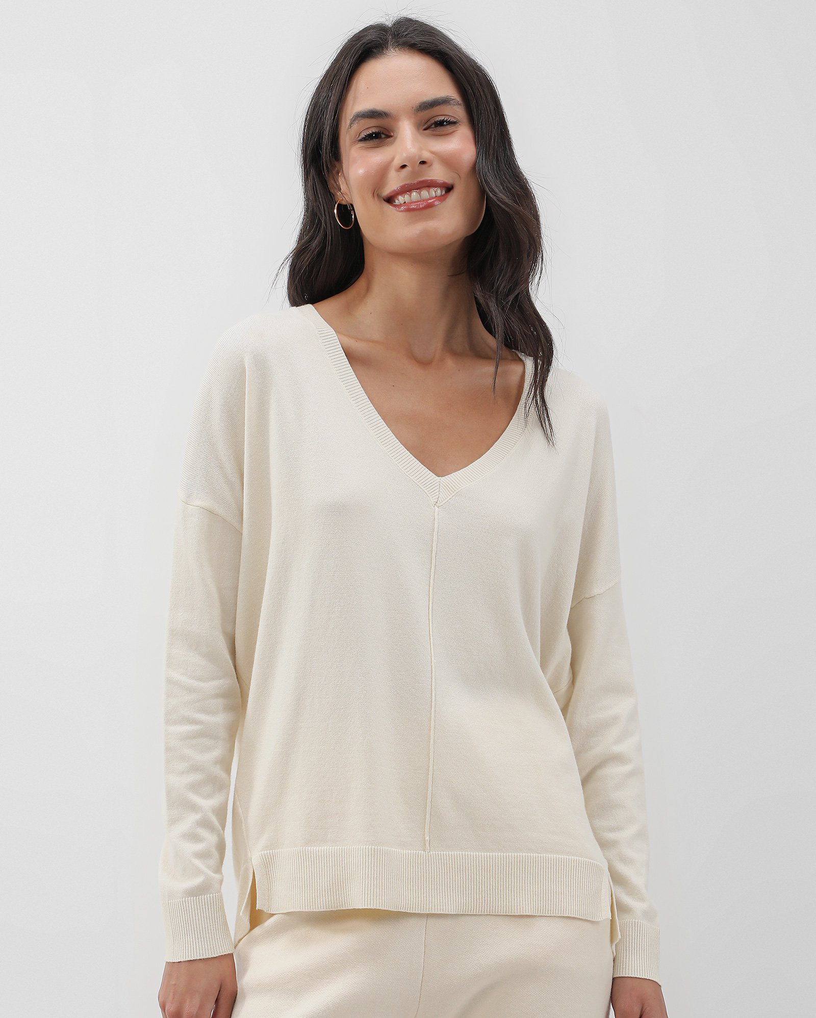 Suéter feminino amplo decote V bege | AK by Riachuelo | Riachuelo (BR)