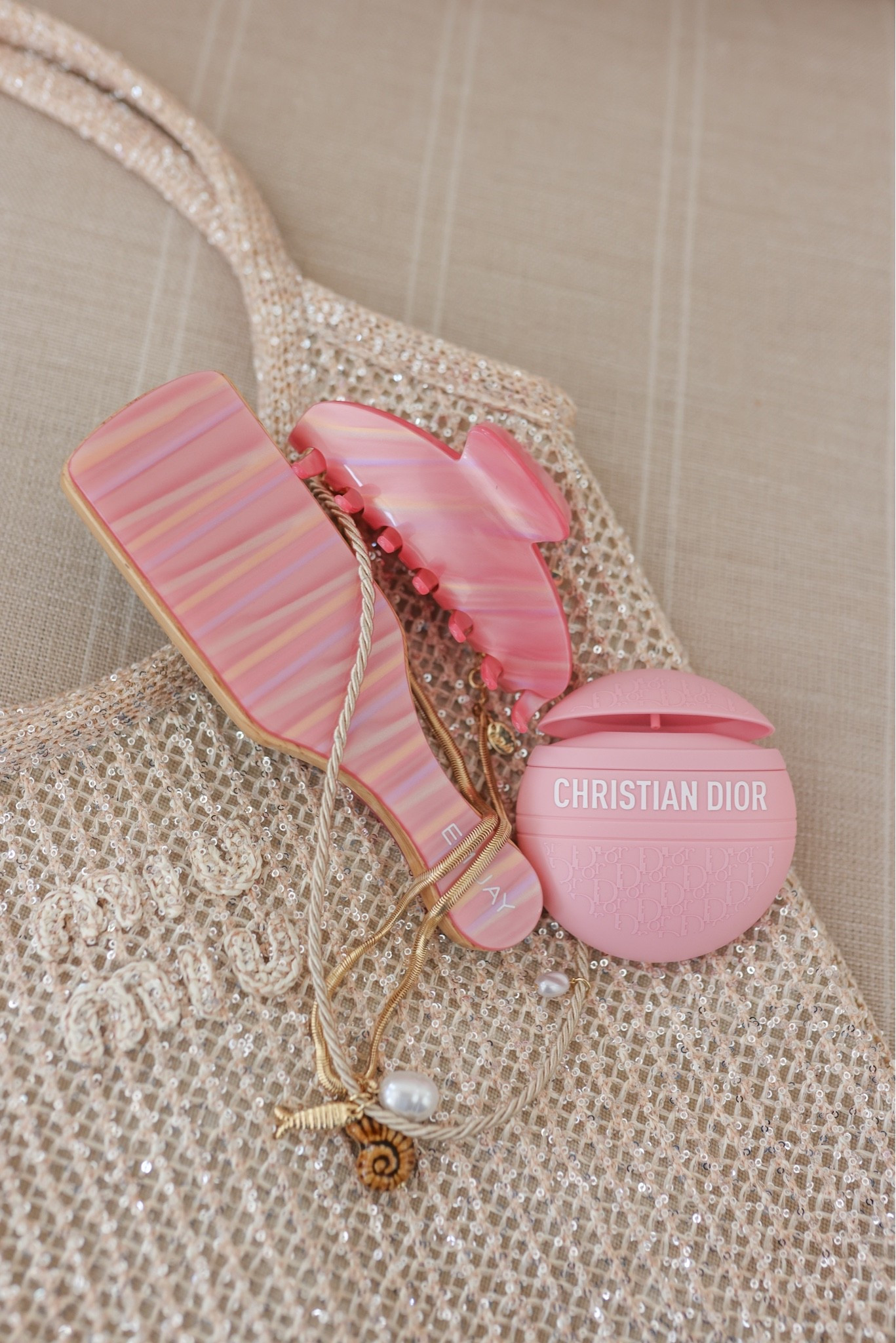 Summer essentials 

emi jay hair clip, emi jay hair brush, Miu Miu sequin tote, aerie shell necklace, Dior hand cream, summer accessories, summer beauty

#LTKBeauty